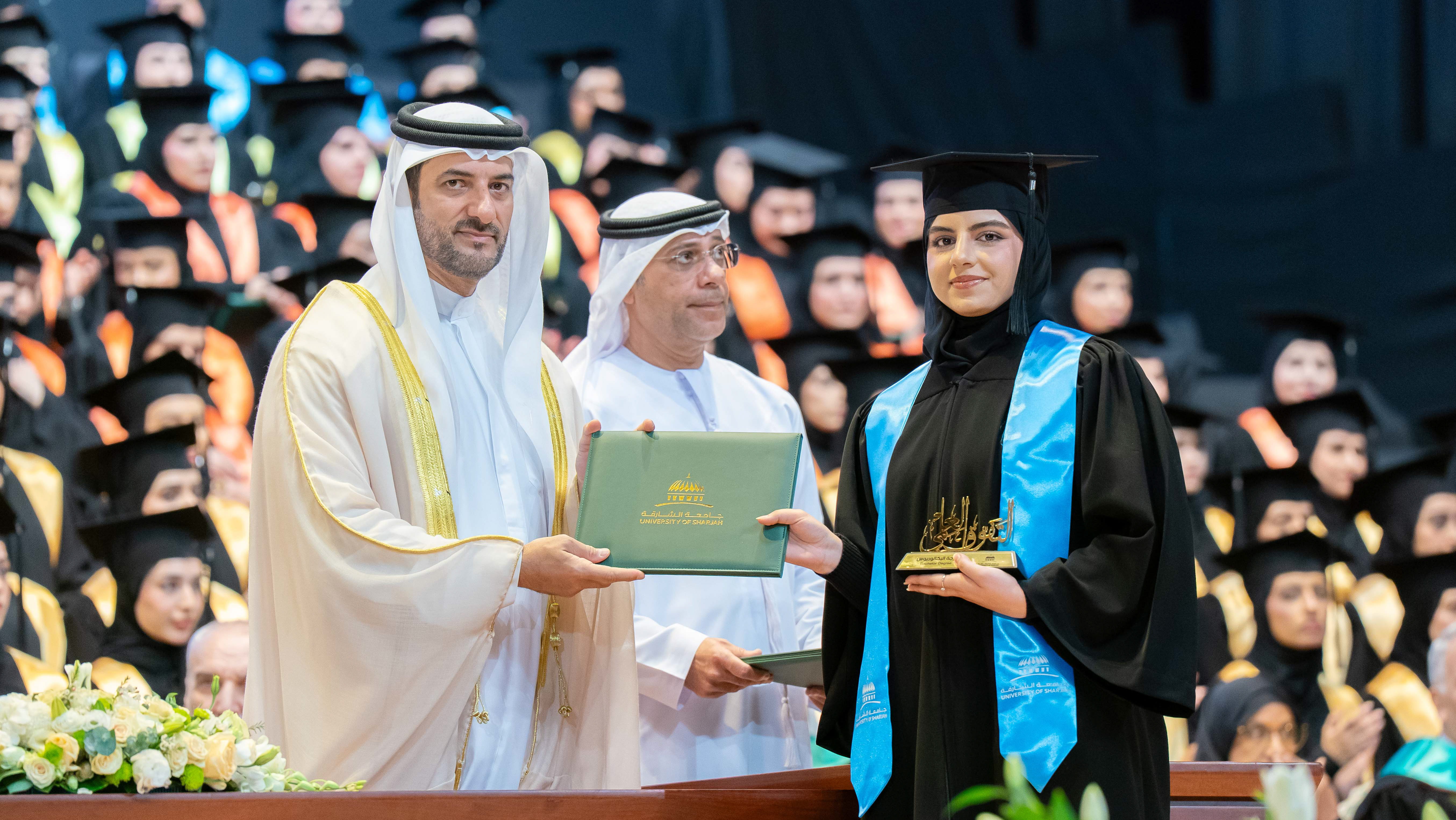 سلطان بن أحمد يشهد حفل تخريج طالبات البكالوريوس في جامعة الشارقة