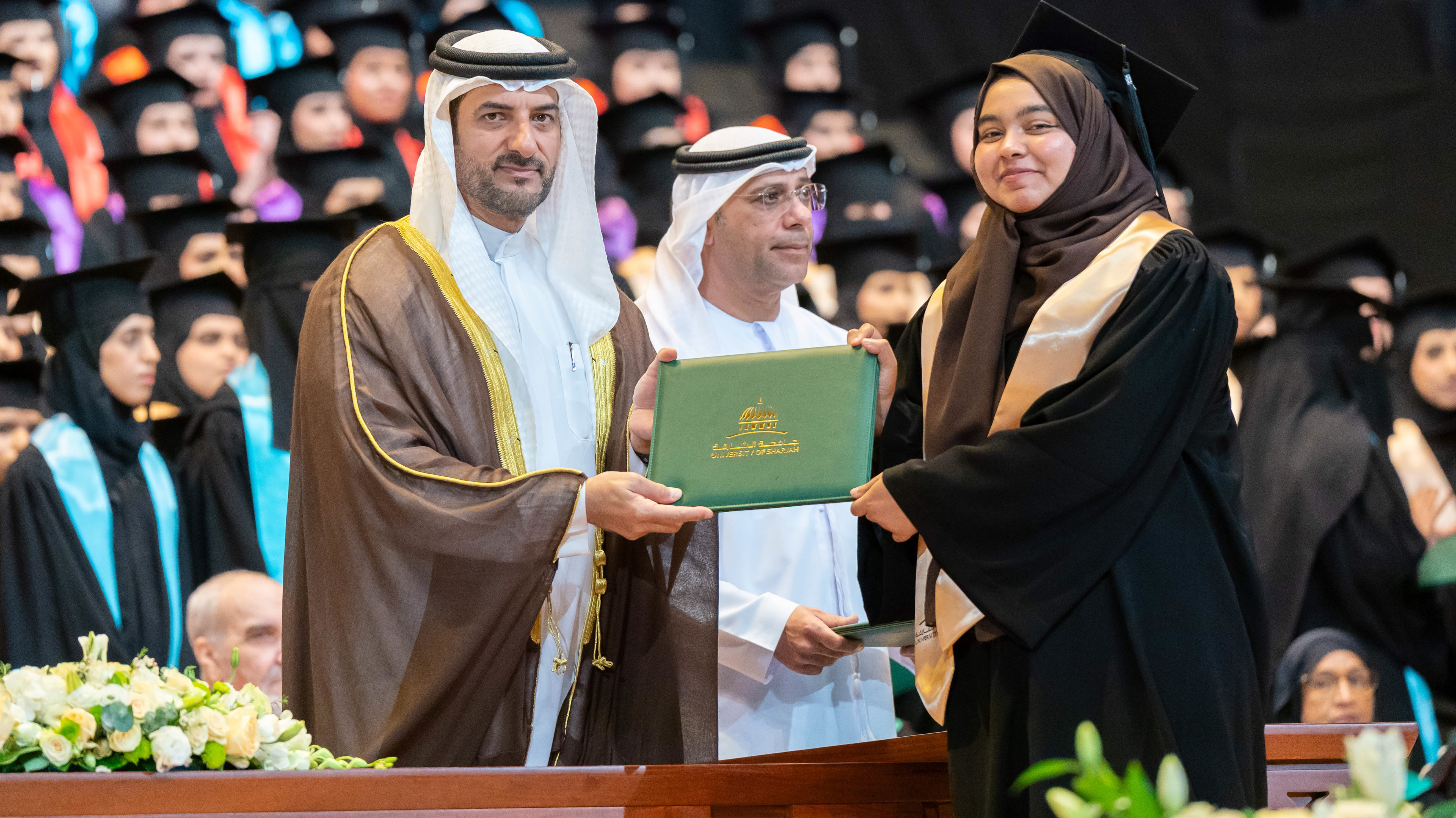 سلطان بن أحمد يشهد حفل تخريج طالبات البكالوريوس في جامعة الشارقة