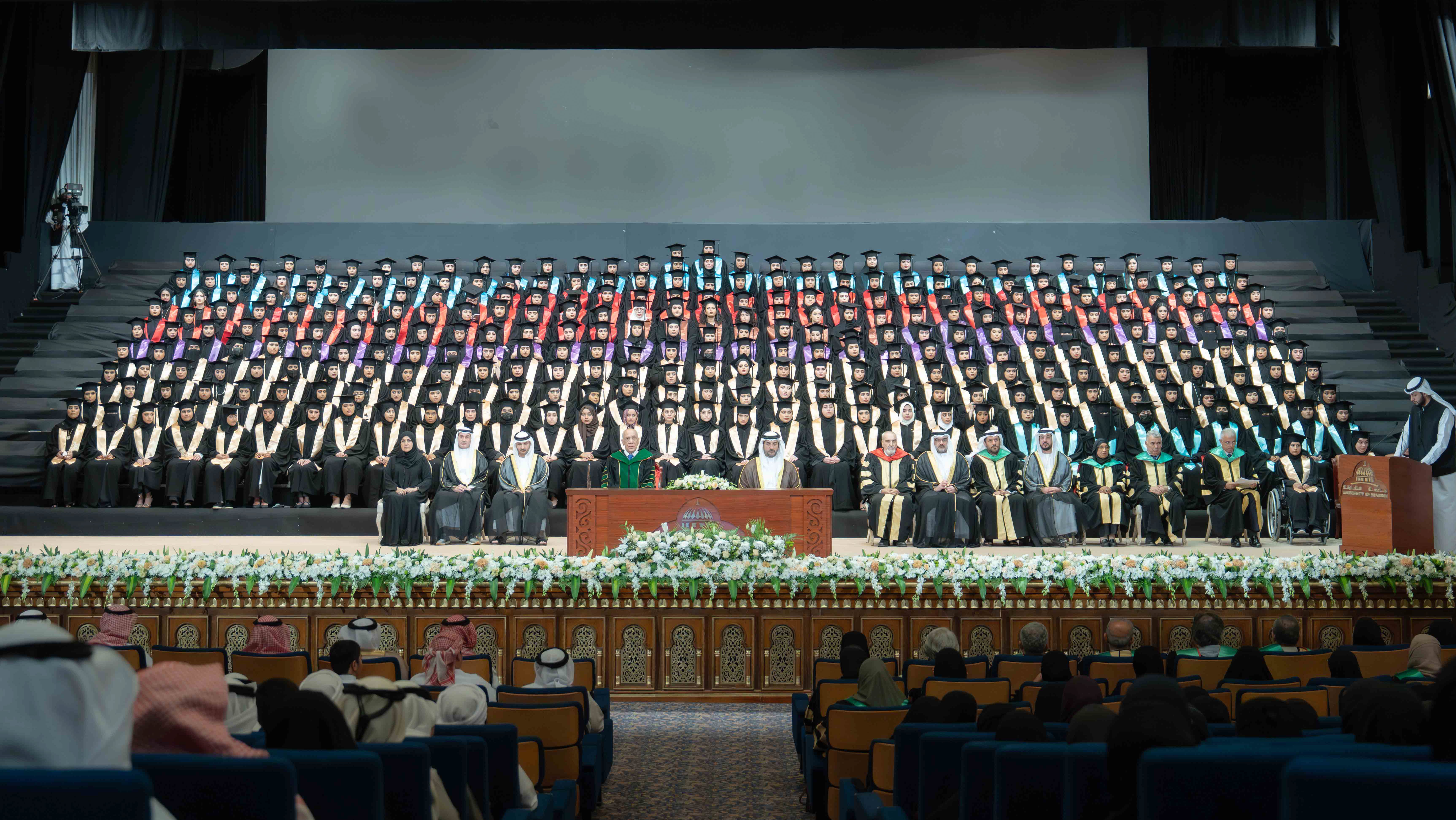 سلطان بن أحمد يشهد حفل تخريج طالبات البكالوريوس في جامعة الشارقة