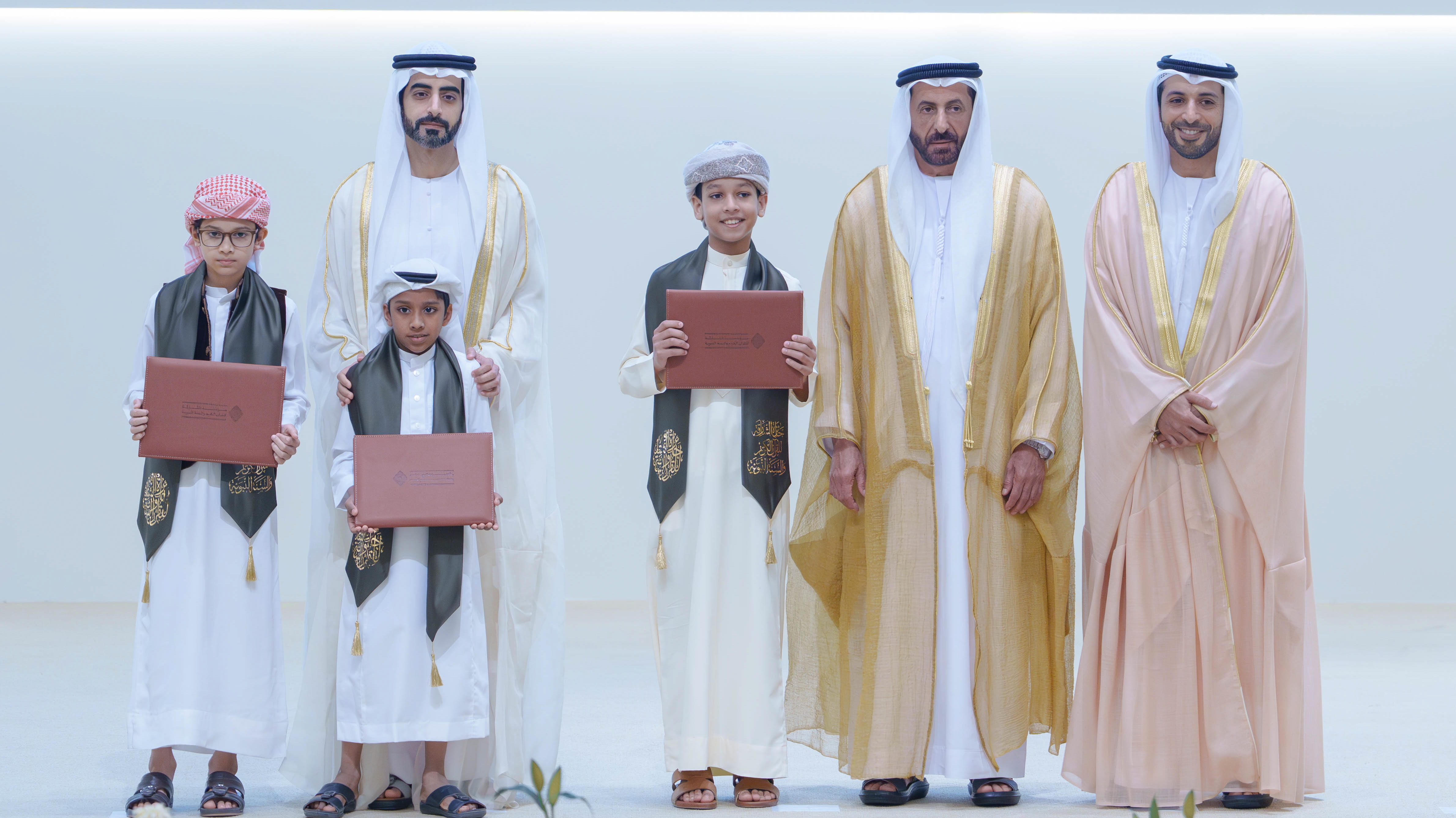 سالم بن عبدالرحمن يكرّم الفائزين بجائزة الشارقة للقرآن والسنة 