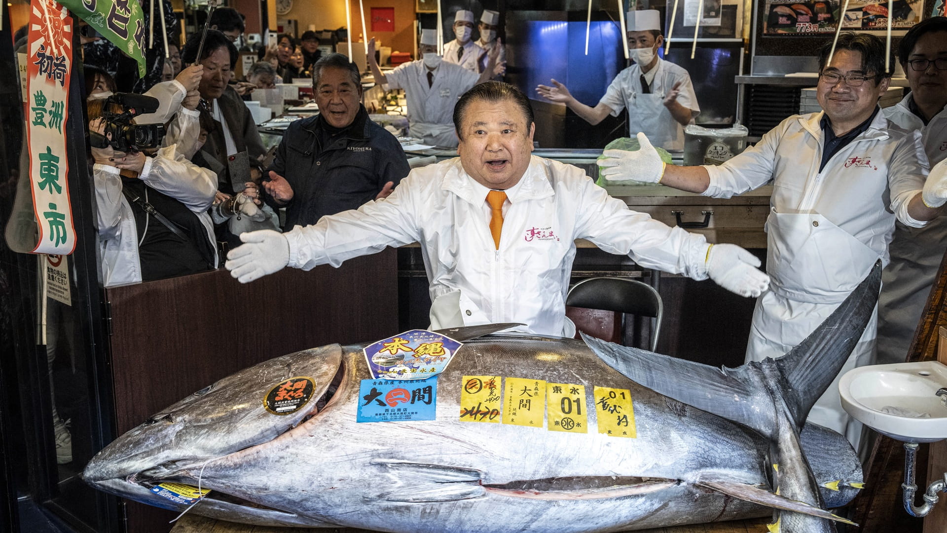 'Tuna King' pays record $3.2 mn for bluefin at Tokyo auction