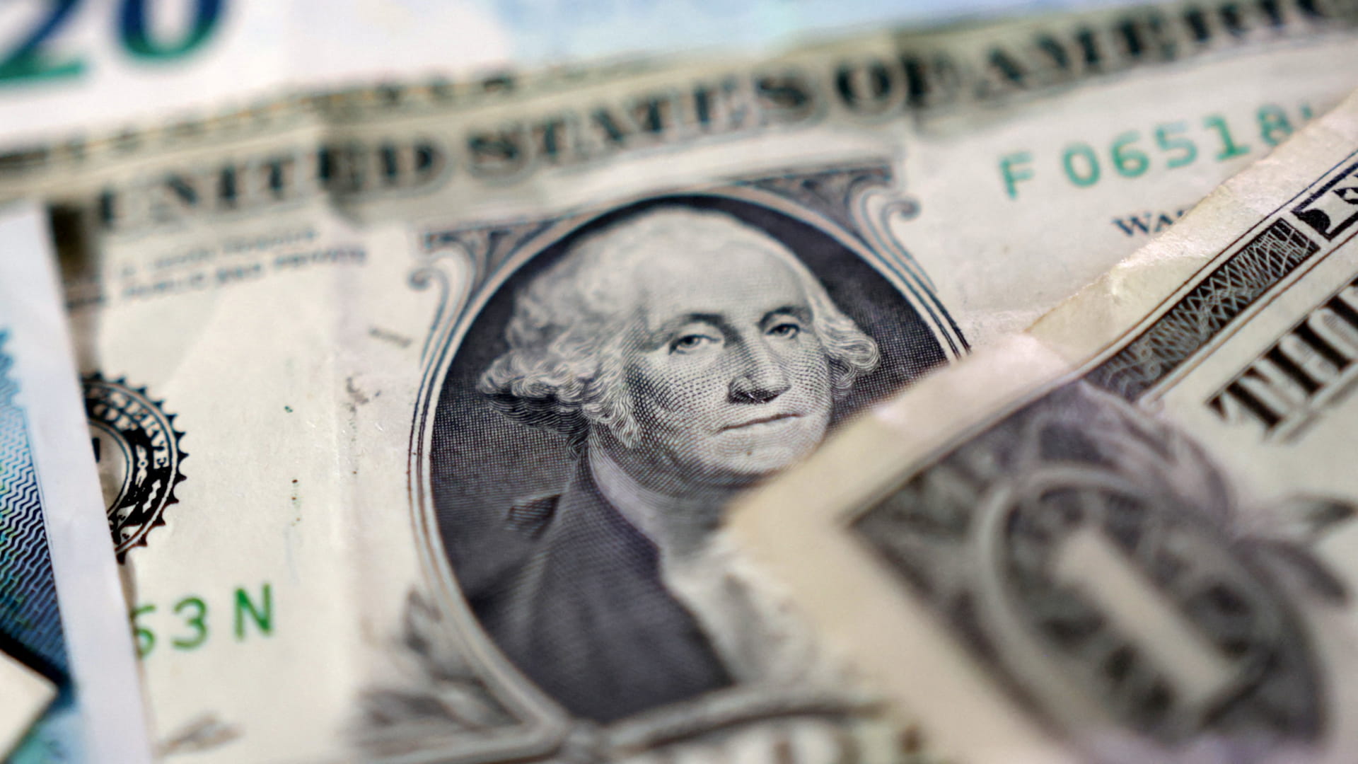 الدولار يرتفع مع تأثر الأسواق بالهجوم الأميركي على فنزويلا ومادورو