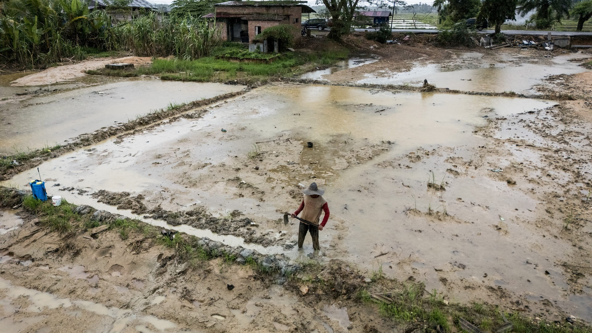 Deadly flash floods hit North Sulawesi 