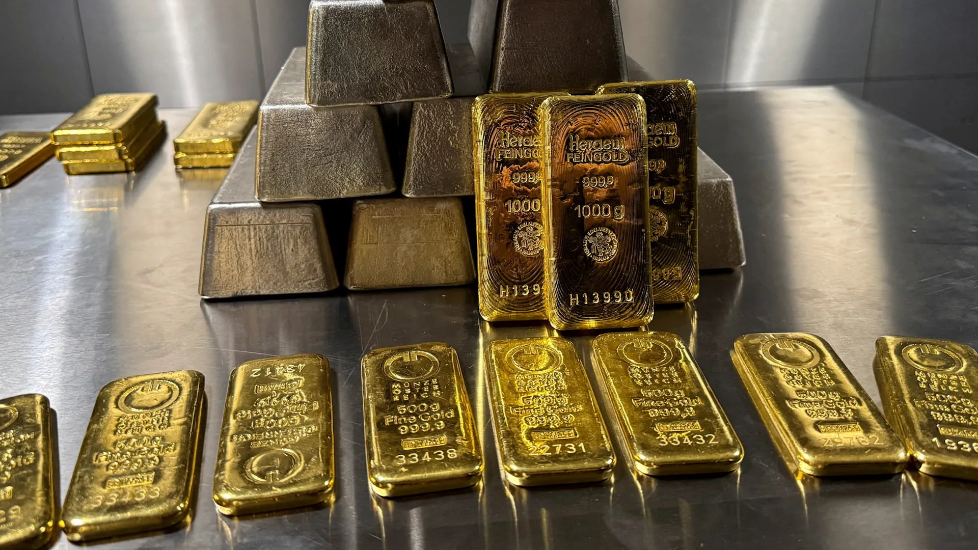 Gold climbs to one-week peak 