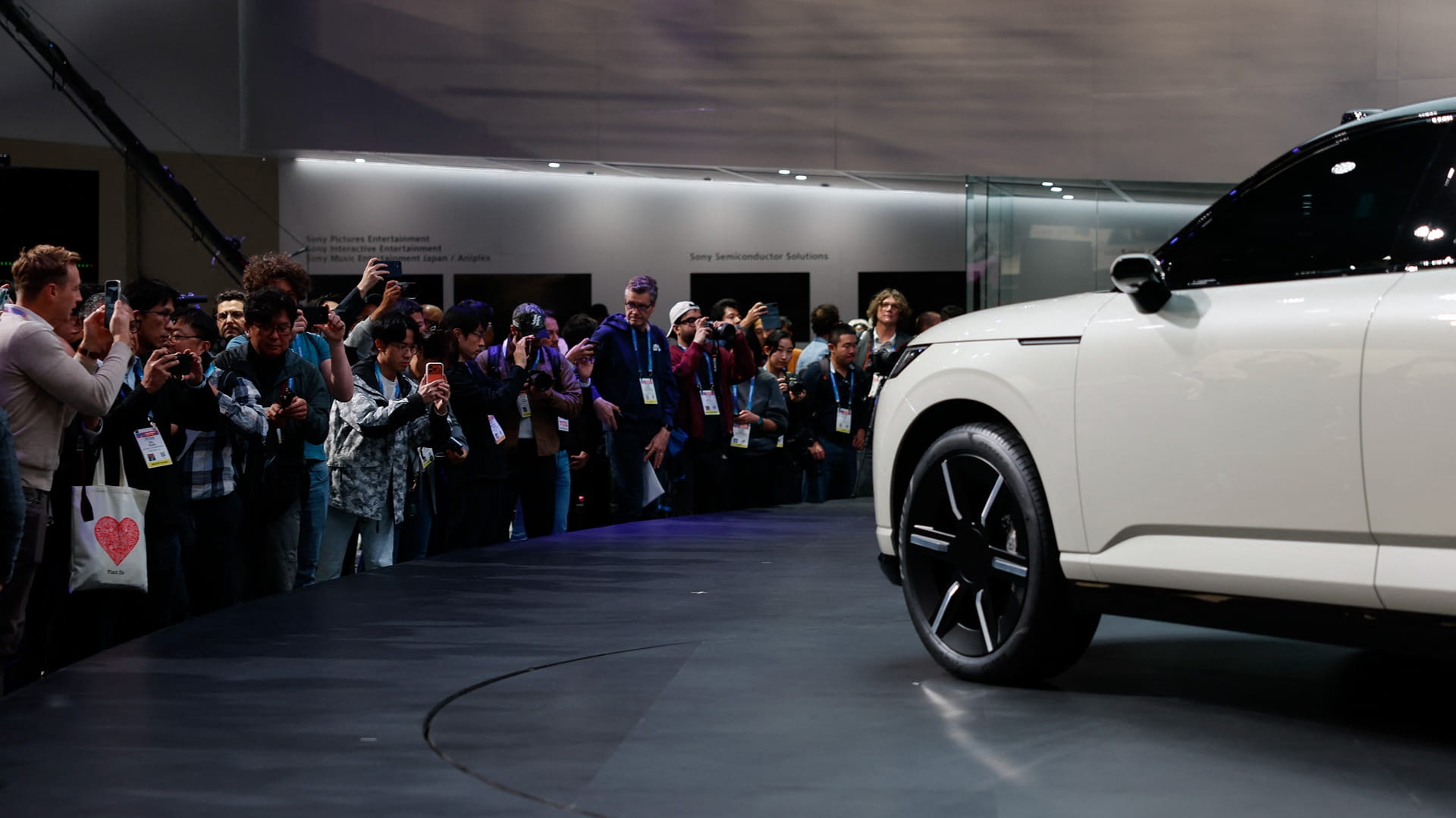 أوبر ولوسيد تطلقان تاكسي ذاتي القيادة بـ 6 مقاعد لمنافسة وايمو