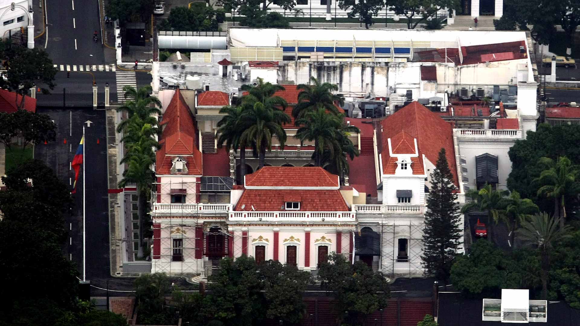 طلقات تحذيرية في كراكاس بعد رصد مسيّرات قرب القصر الرئاسي 