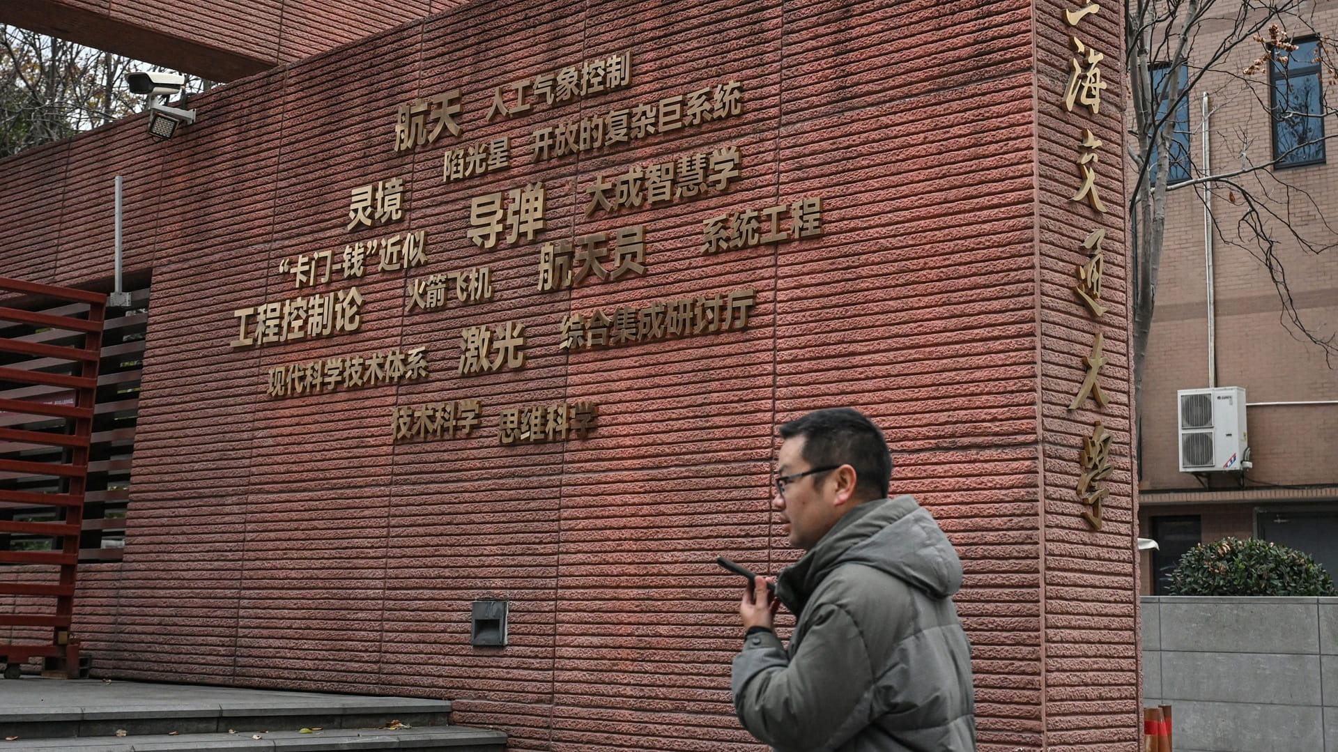 Overseas scholars drawn to China’s scientific clout and funding