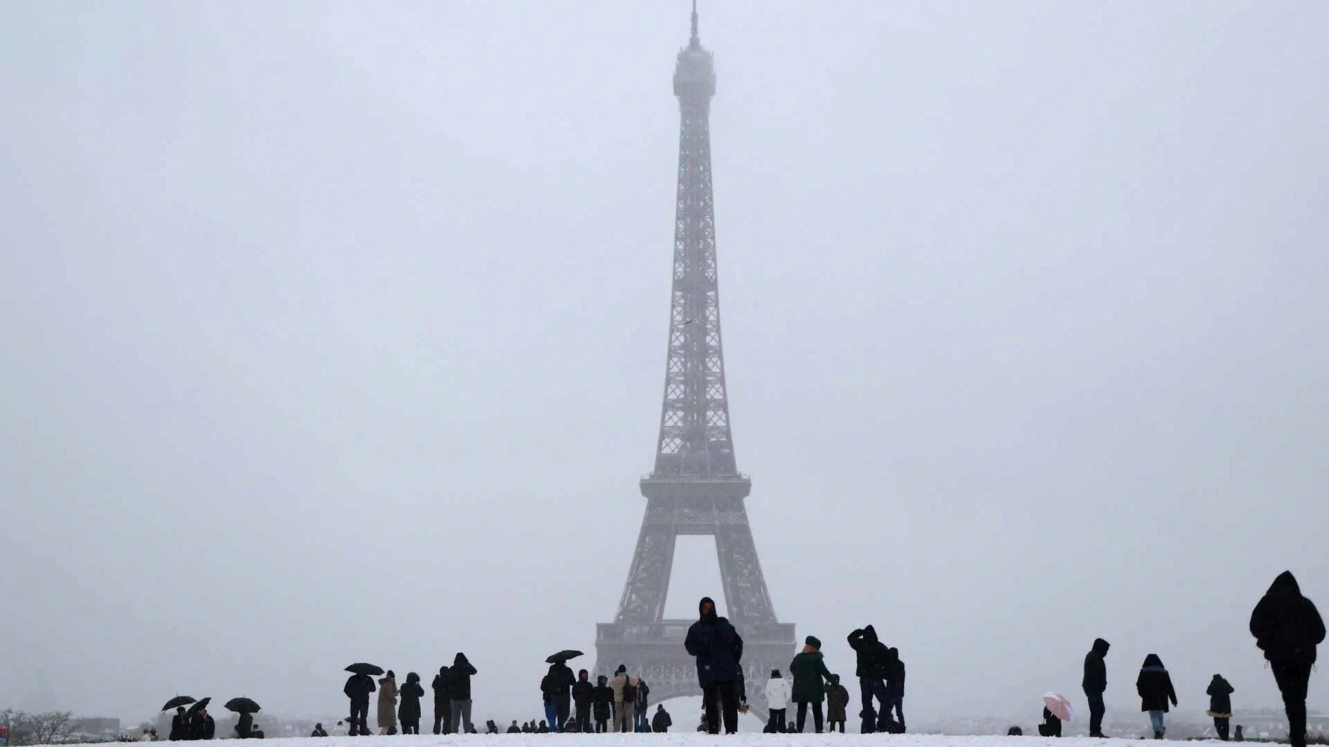 Snow forces 140 Paris flight cancellations 