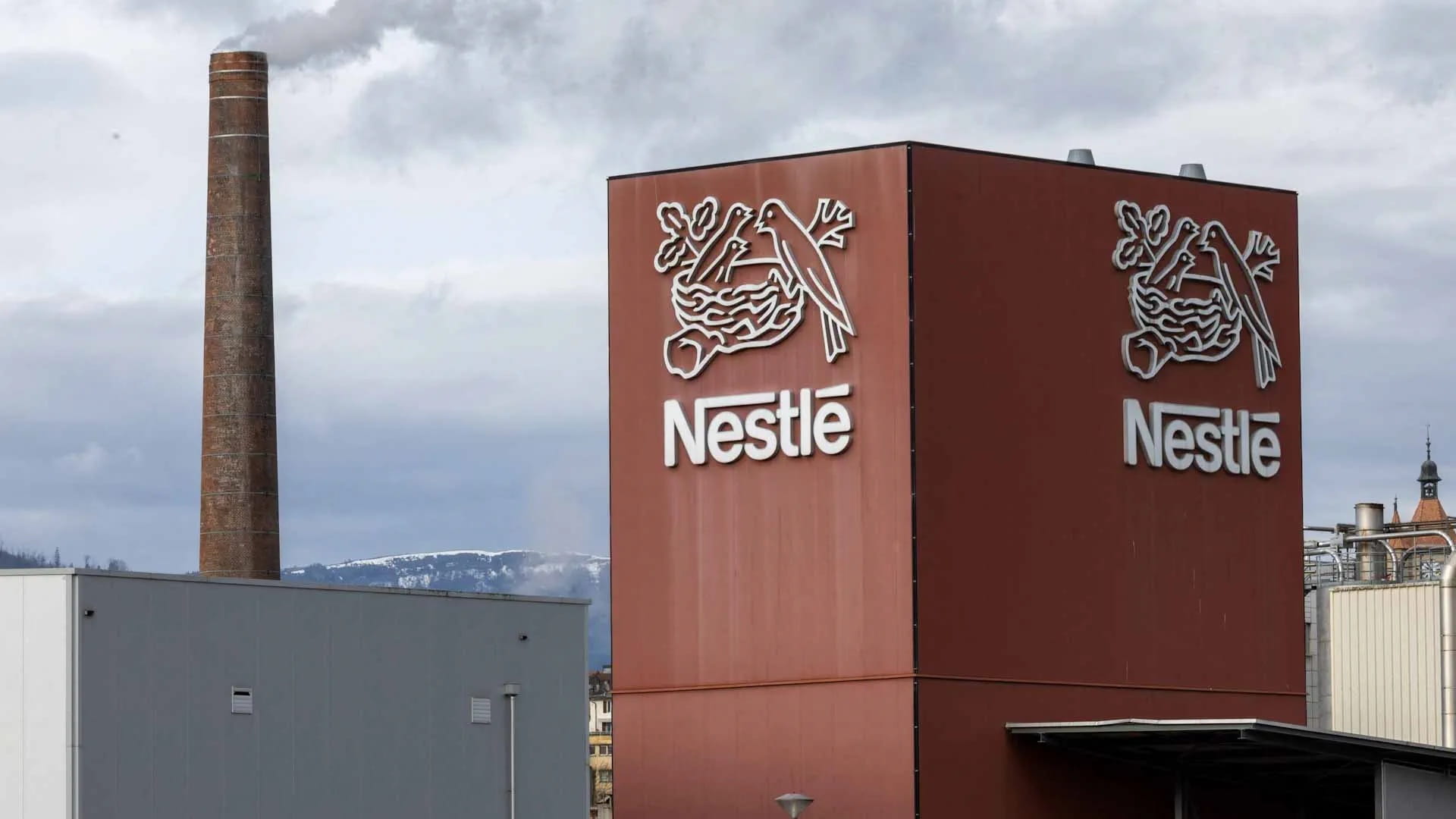 مؤسسة الإمارات للدواء و"نستله" تسحبان منتجات محددة من حليب الأطفال 