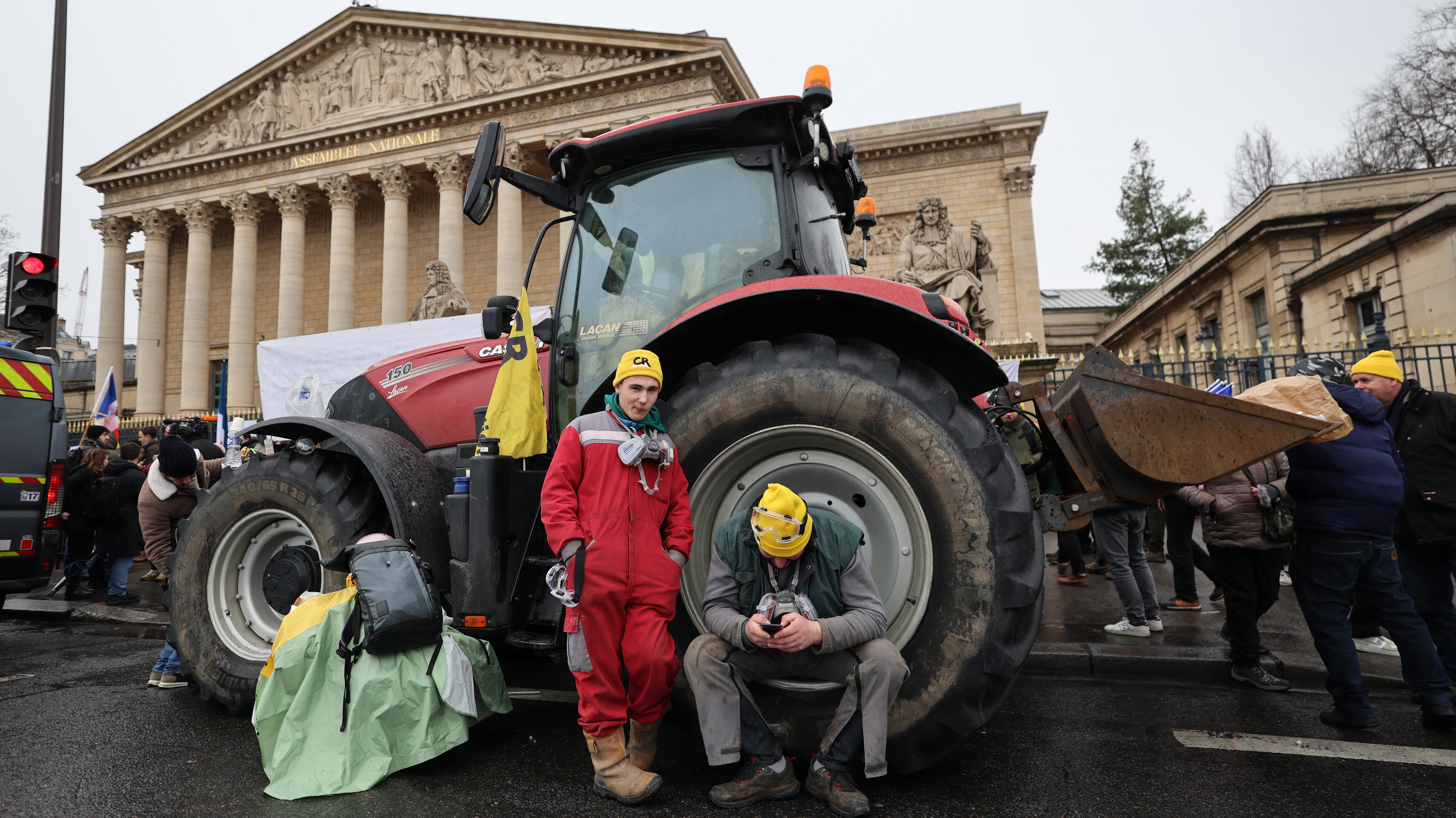 مزارعو فرنسا يجتاحون بجراراتهم المعالم السياحية في باريس 
