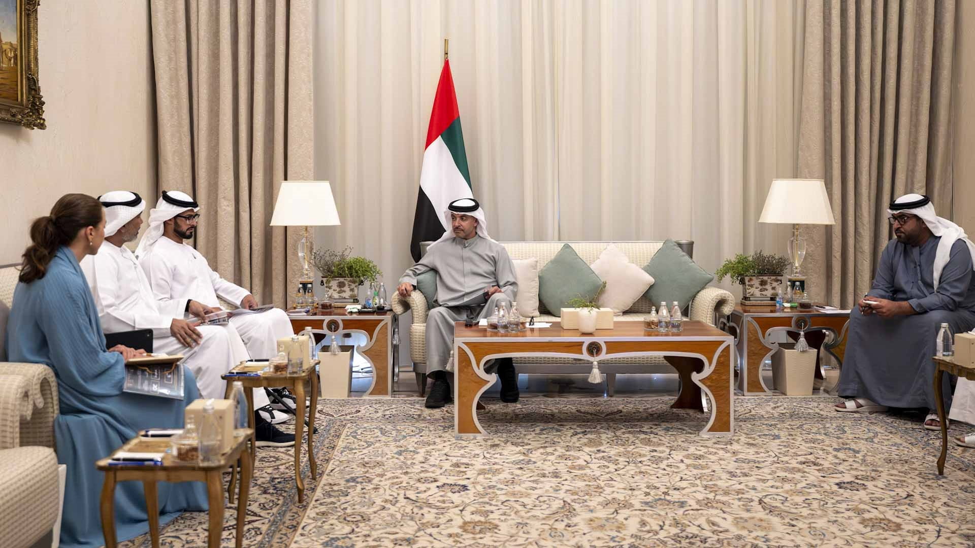 هزاع بن زايد يطلع على رؤية ومشاريع"العالمية القابضة"و"2بوينت زيرو" 