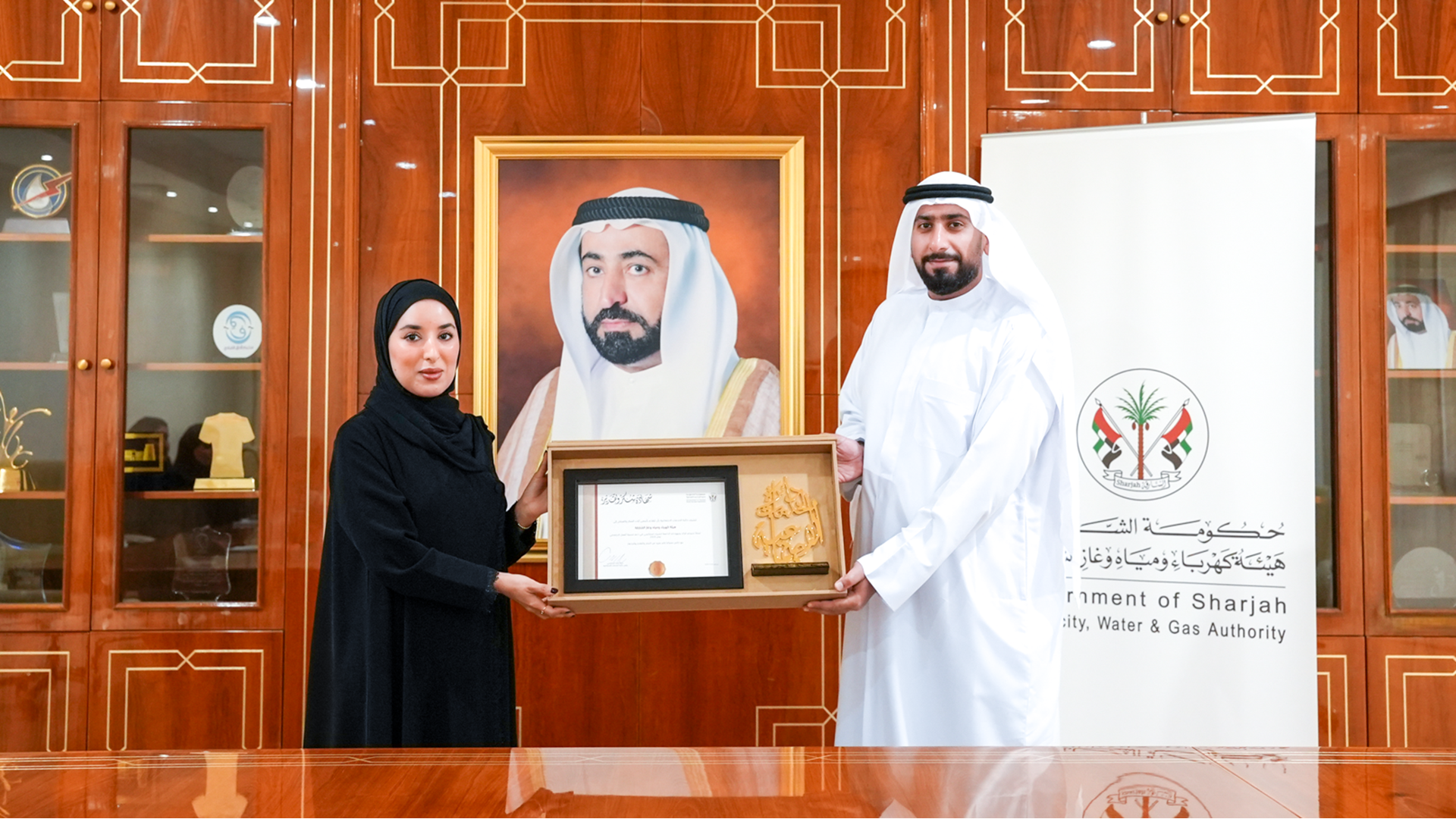 "كهرباء الشارقة" تحصل على درع تكريم من دائرة الخدمات الاجتماعية  