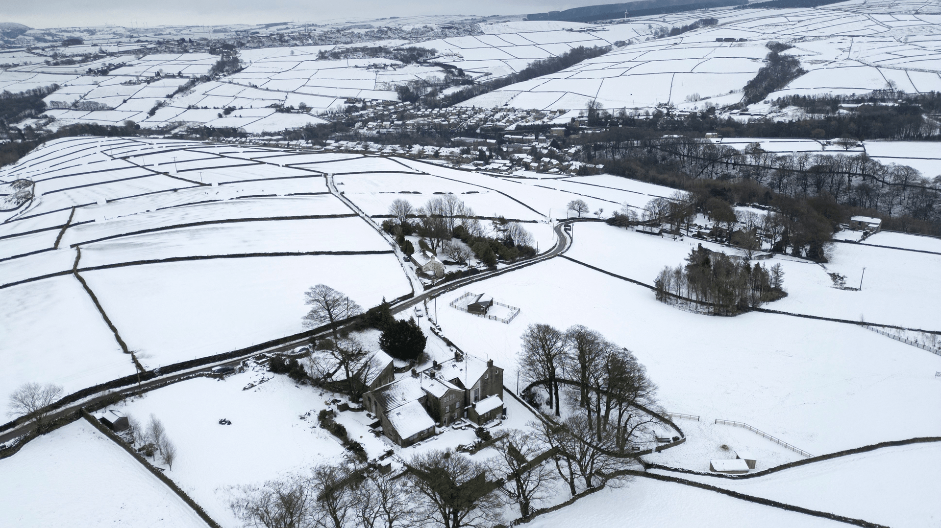 عاصفتان قويتان تجتاحان المملكة المتحدة وفرنسا وألمانيا