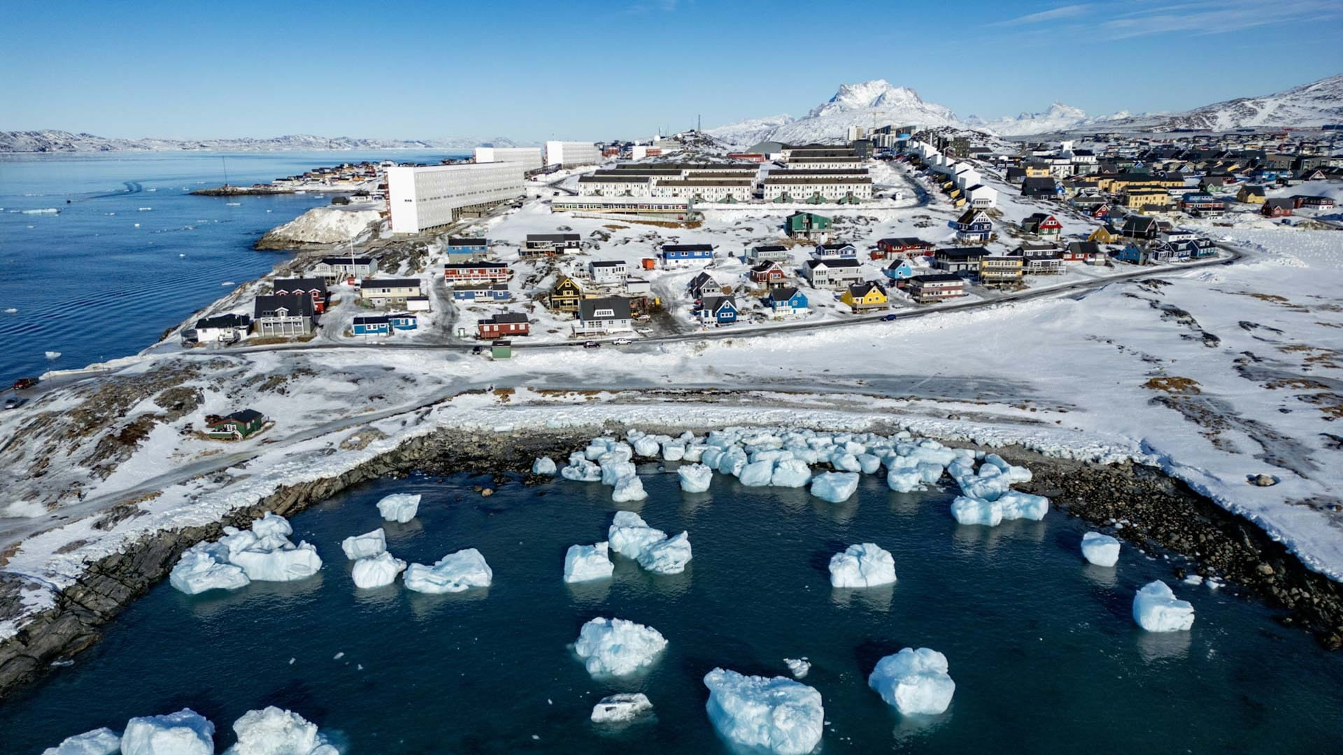 الرئيس الأميركي يدرس خيارات عدة لضم غرينلاند بينها العسكري