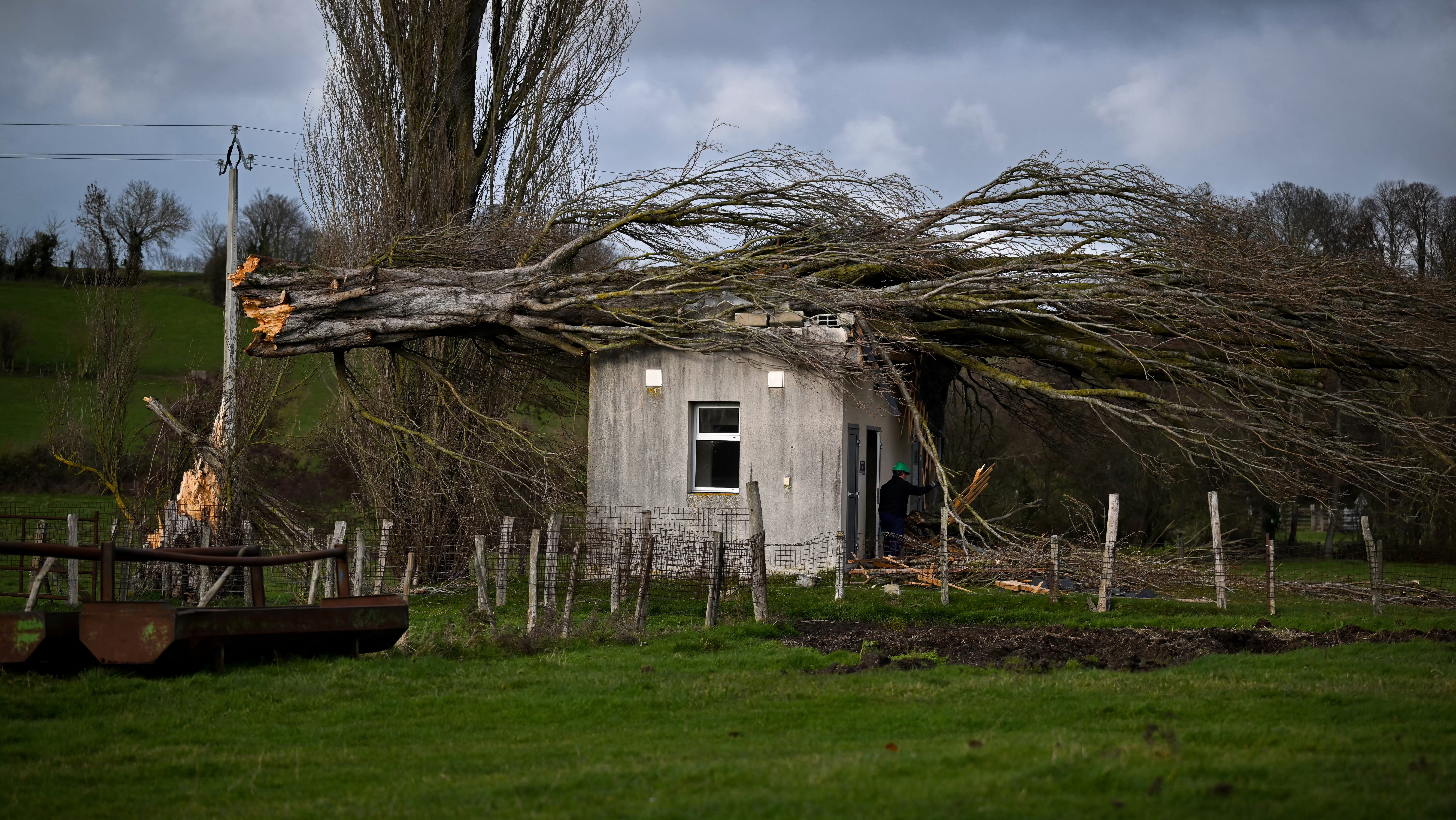 العاصفة "جورتي" تحرم 380 ألف منزل في فرنسا من الكهرباء