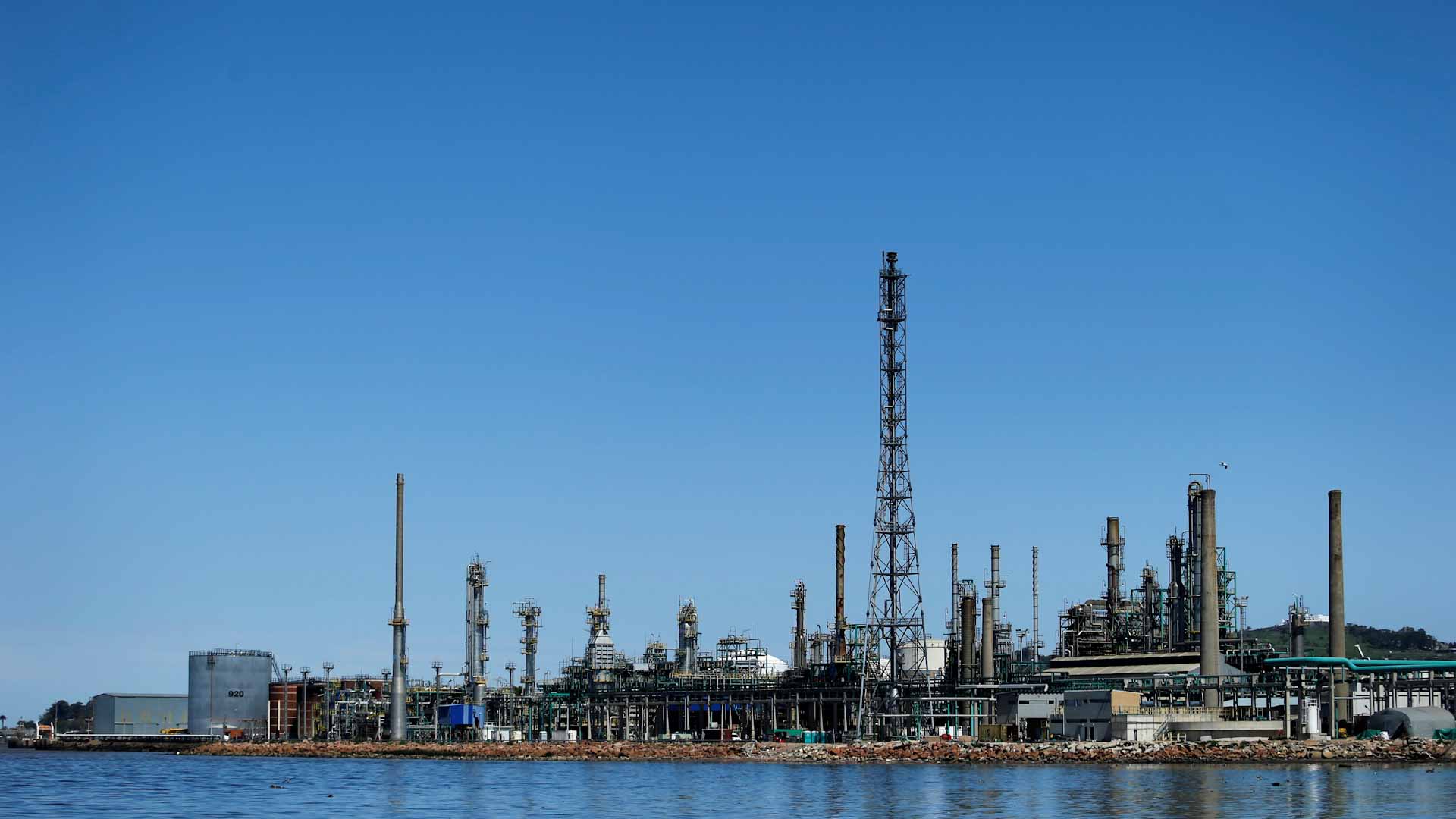 لليوم الـ2 توالياً..النفط يصعد وسط قلق بشأن إمدادات فنزويلا وإيران 