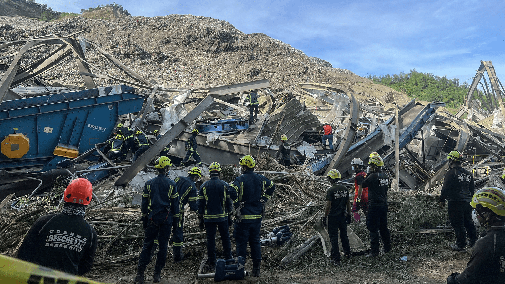 Death toll rises after Philippines site collapse buries dozens 