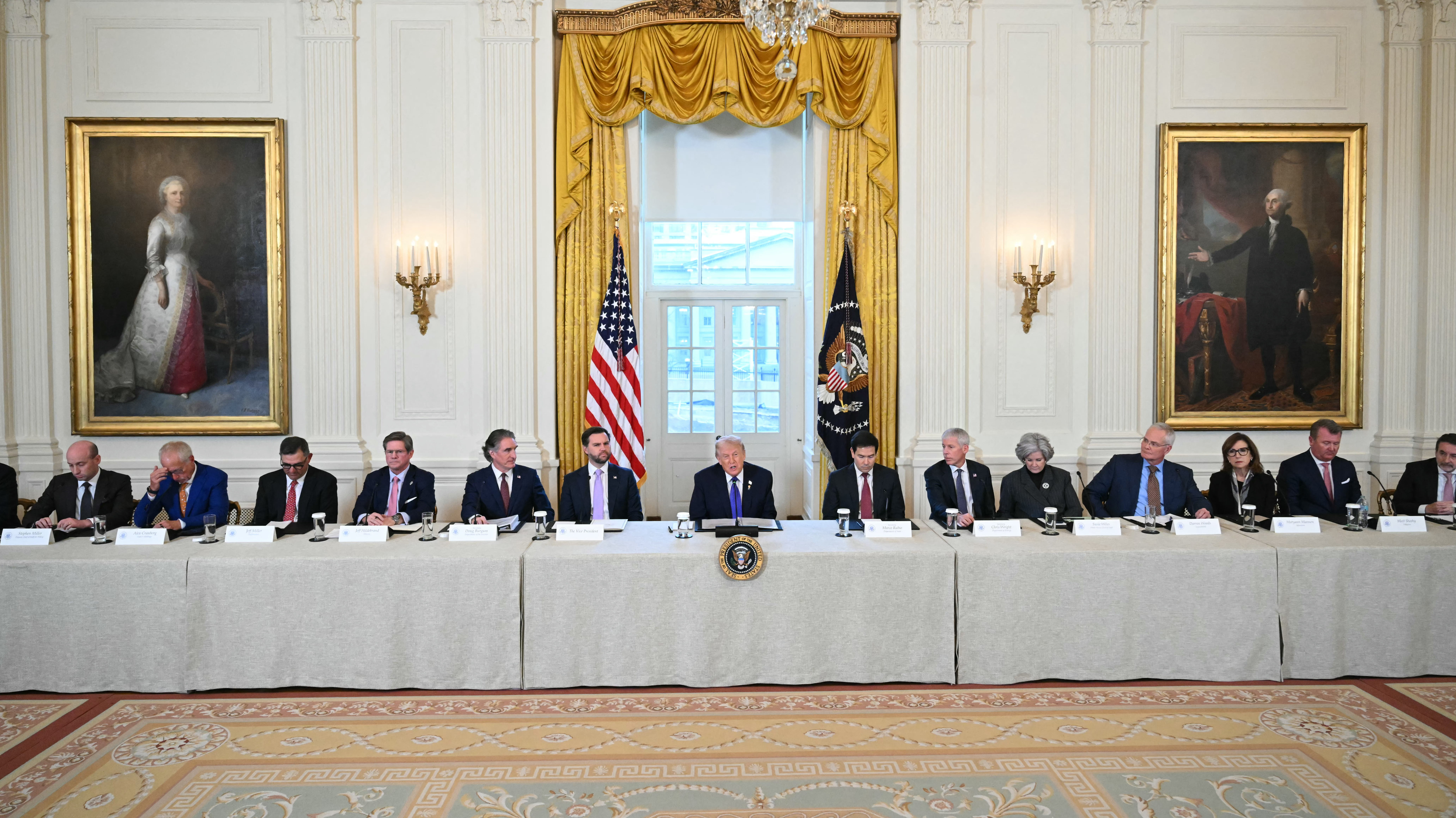 ترامب: سنتولى أمر غرينلاند سواء "باللين أو بالشدة"