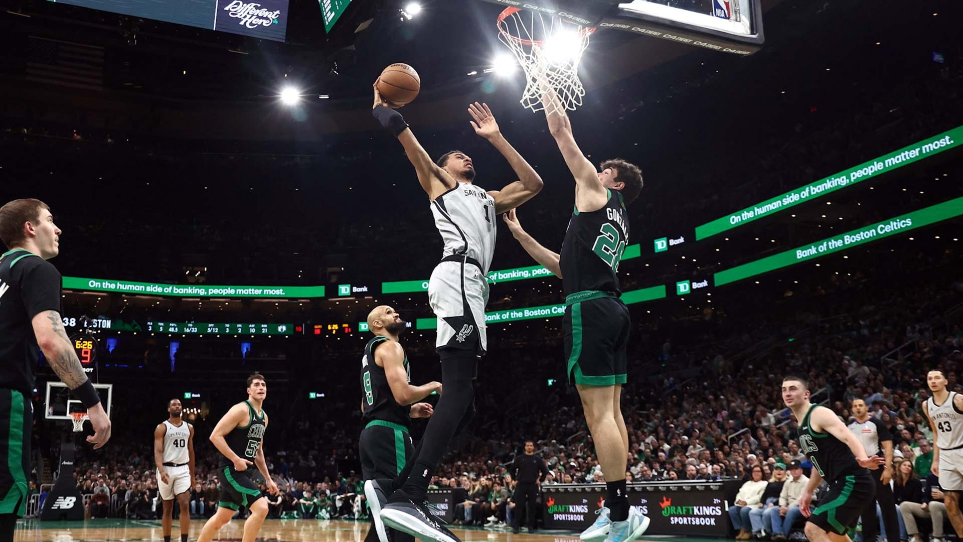 سان أنطونيو سبيرز يتخطى بوسطن في دوري السلة الأميركي