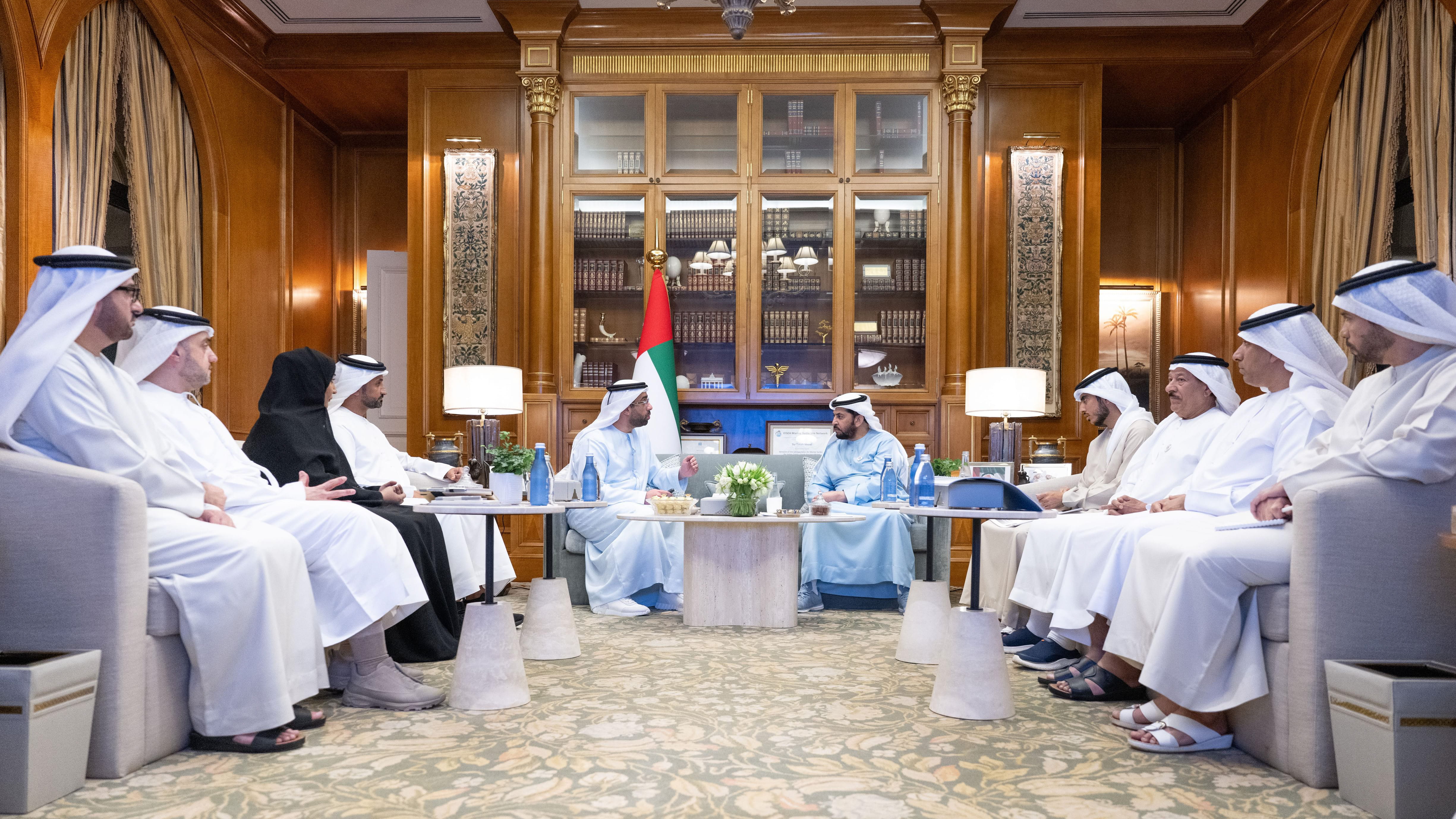 حمدان بن زايد يطلع على أبرز مشاريع قطاعي الطاقة والمياه في الظفرة