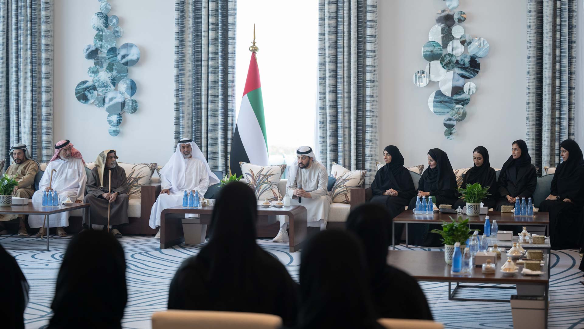 حمدان بن زايد يؤكد أهمية ترسيخ ثقافة التعاون والشراكة ببيئة العمل