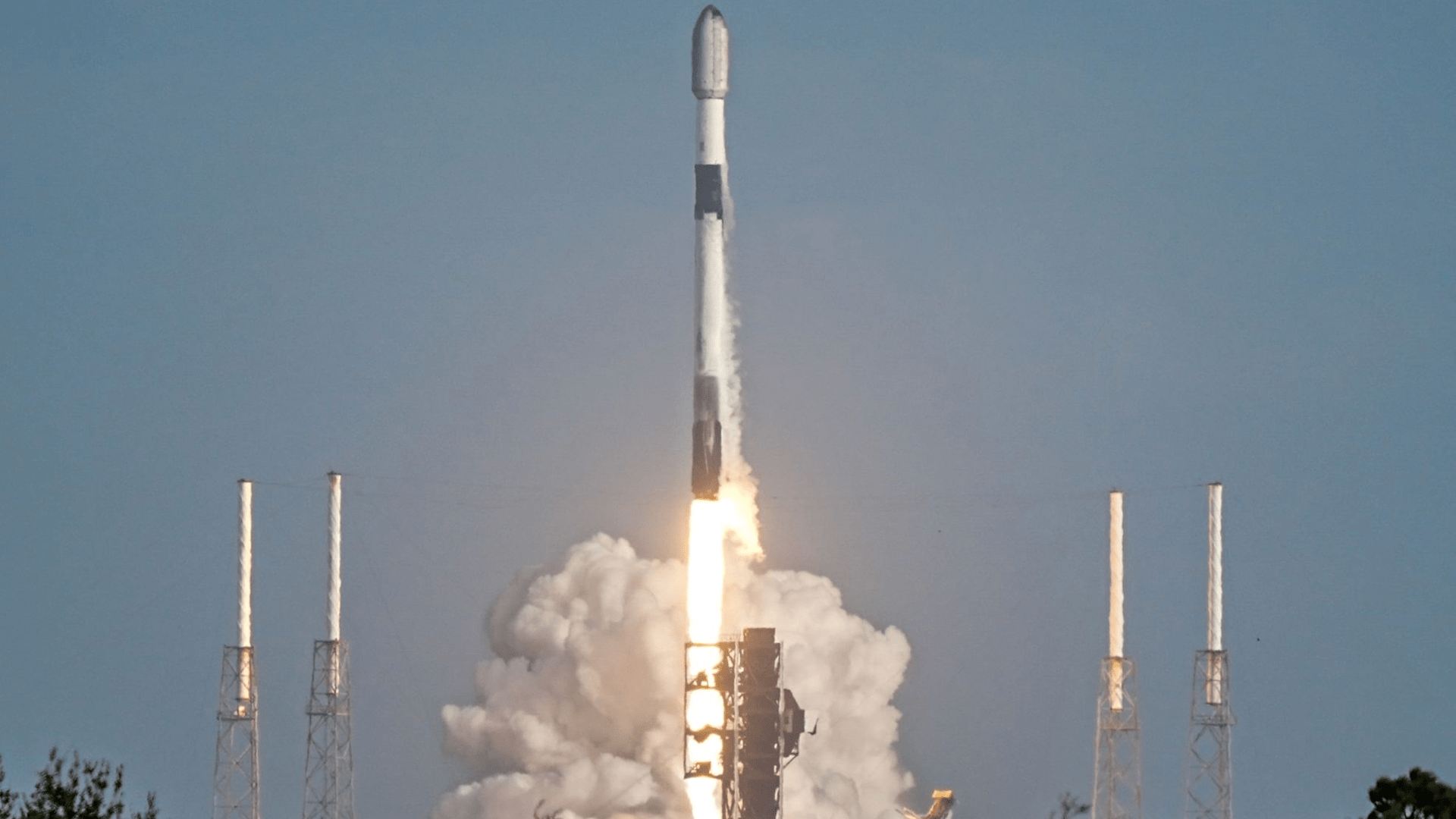 صاروخ "فالكون 9" يطلق قمراً صناعياً للبحث عن كواكب خارجية 