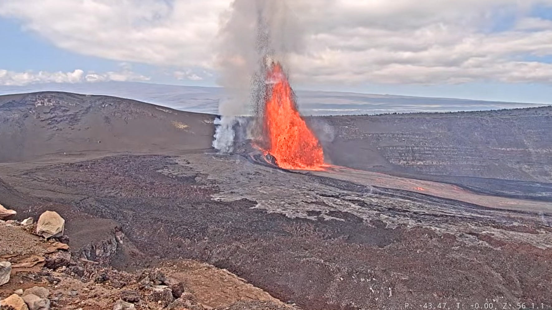 في هاواي.. بركان كيلويا يثور قاذفاً كتلاً من الحمم وأعمدة دخان 