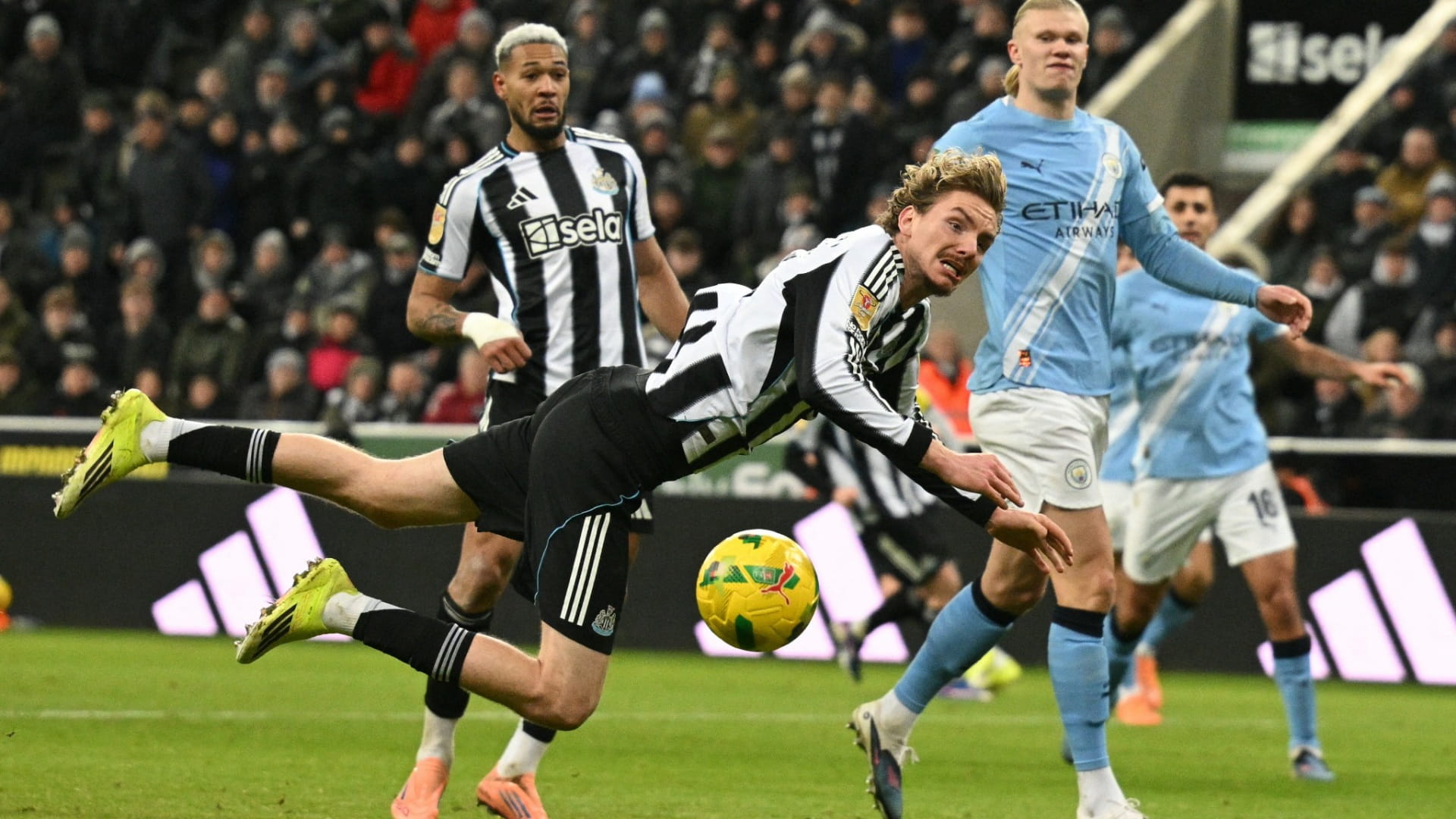 Manchester City take big step toward EFL cup final