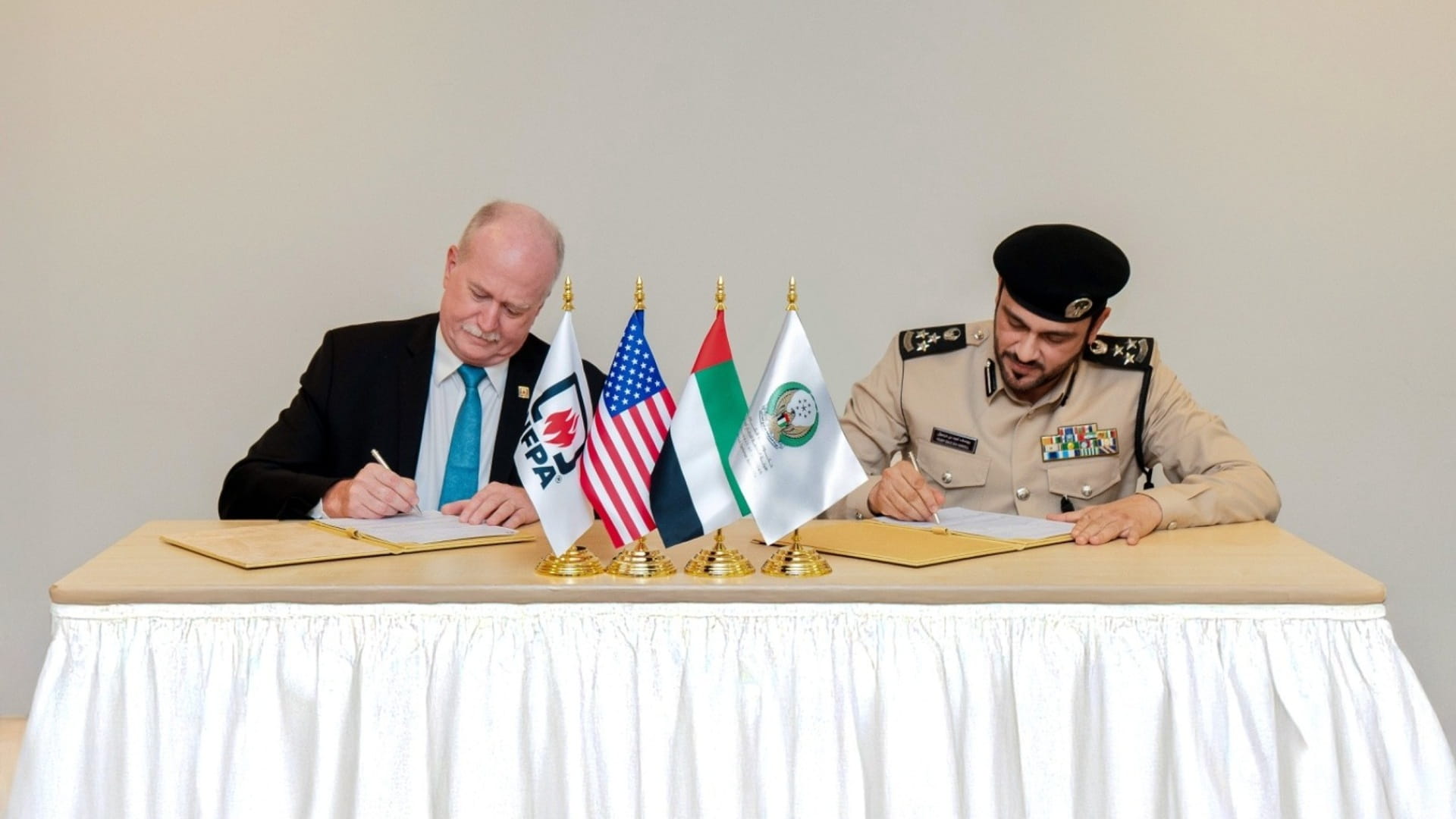 تعاون بين دفاع مدني الشارقة والجمعية الوطنية للحماية من الحرائق  