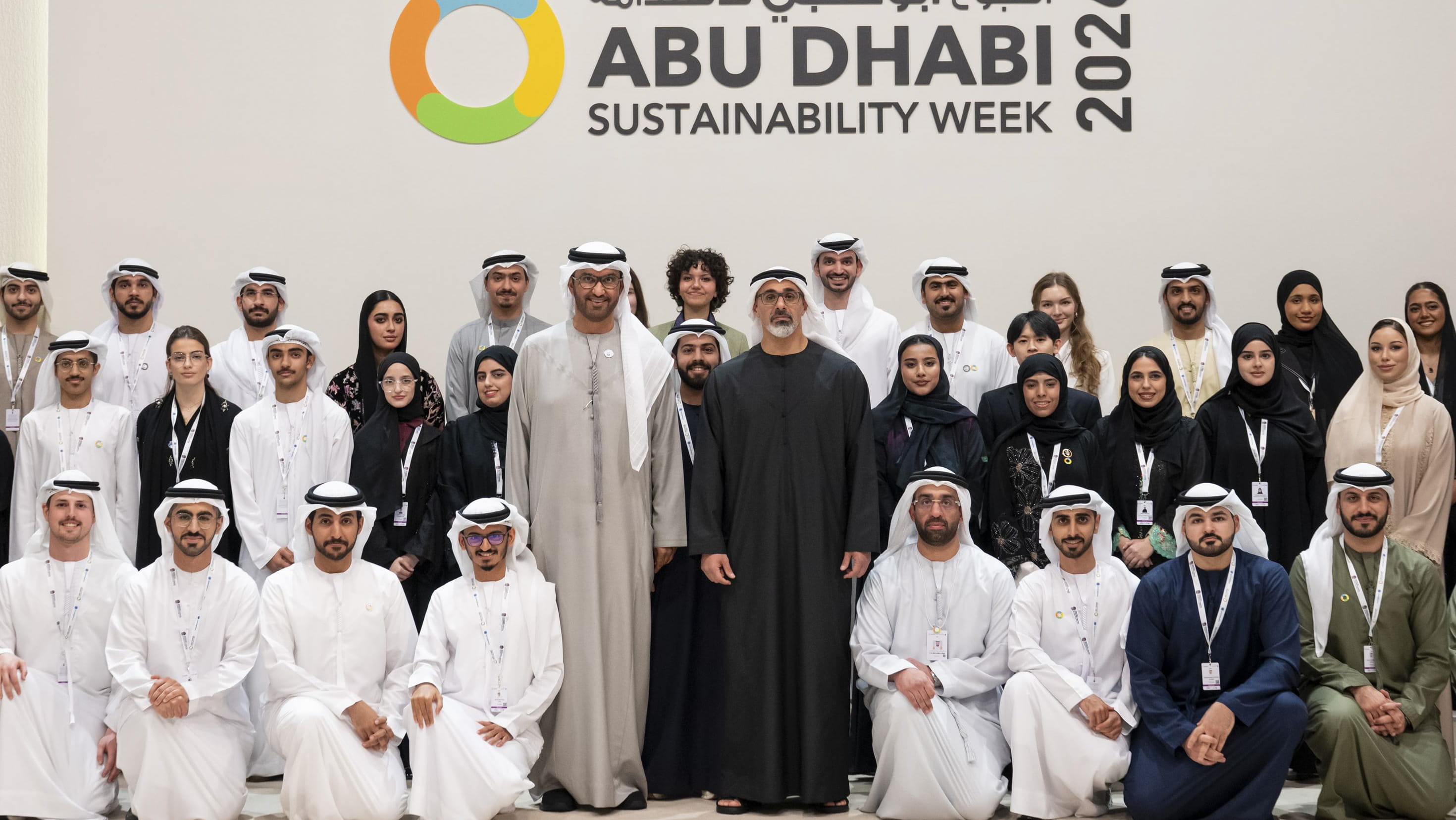 خالد بن محمد بن زايد يطلع على جناح منصة "شباب من أجل الاستدامة" 