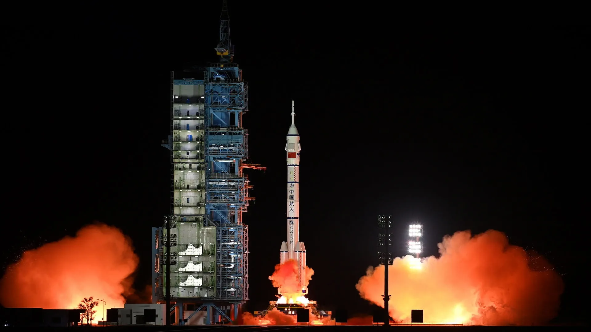 في سباق تقني محتدم.. الصين تُطلق أقماراً صناعية للإنترنت نحو الفضاء 