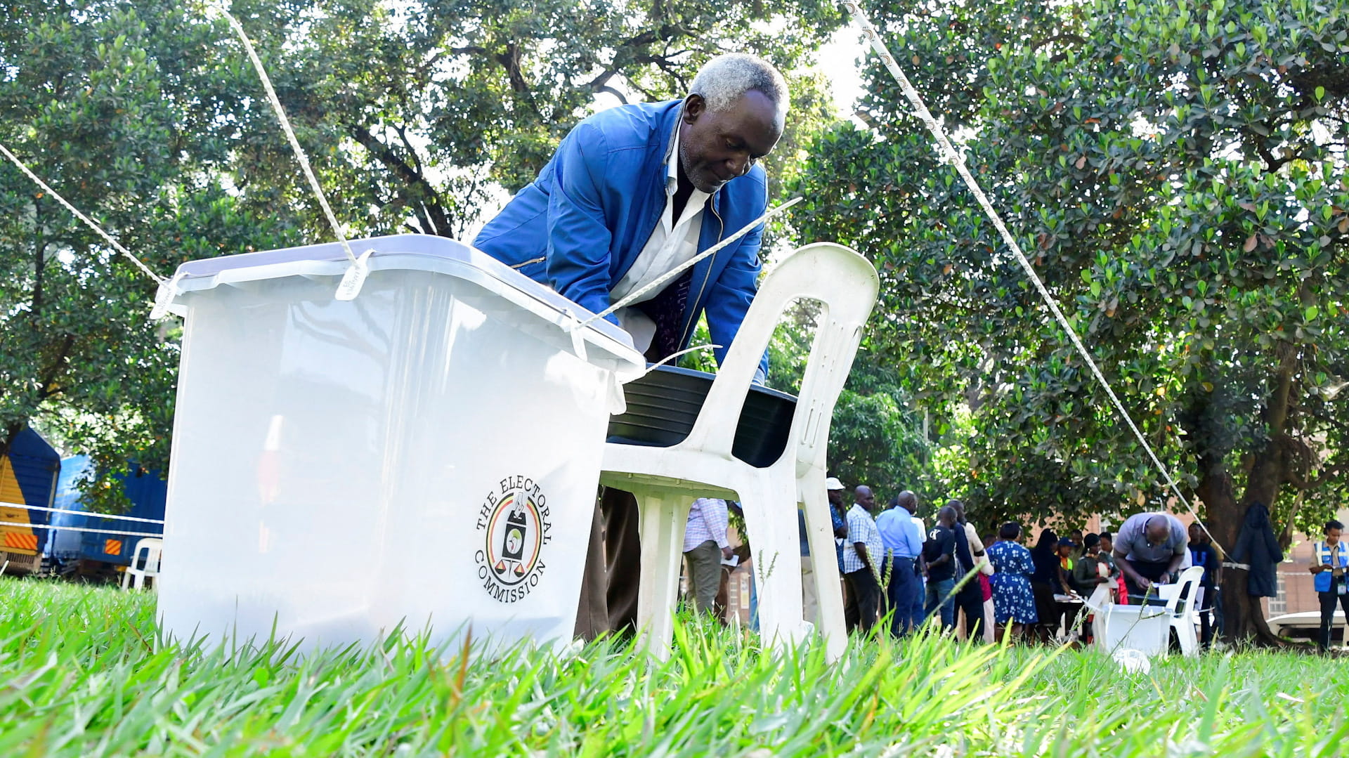 أوغندا تجري انتخابات مشحونة تختبر قوة موسيفيني وسط انتشار للشرطة