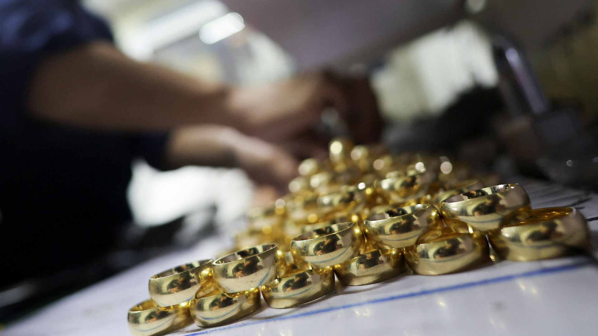 الذهب يهبط مع جني المتداولين الأرباح وتراجع الطلب على الملاذ الآمن 