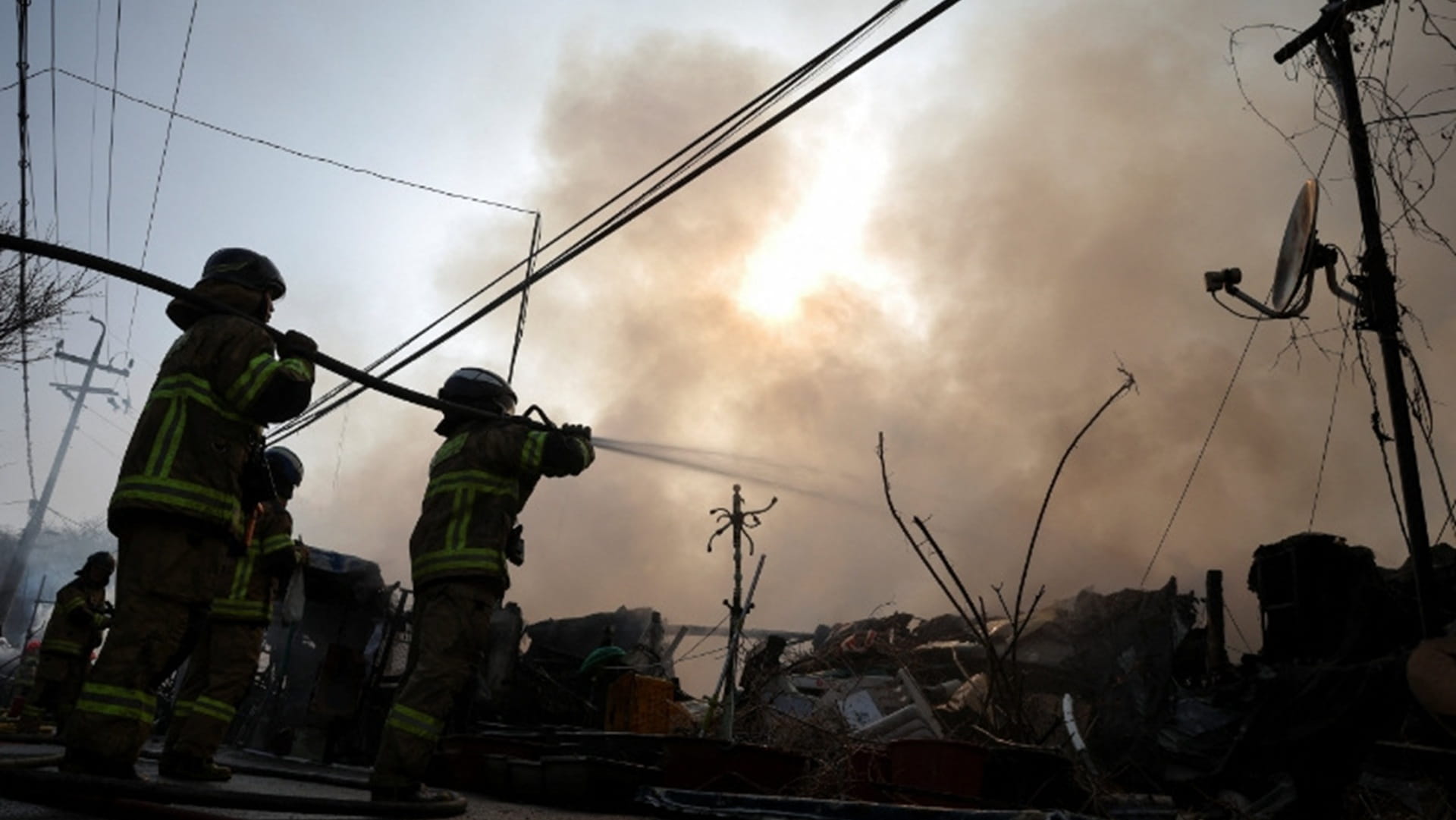 صورة بعنوان: حريق ضخم يندلع في حي فقير بمنطقة جانجنام الراقية في كوريا الجنوبية 