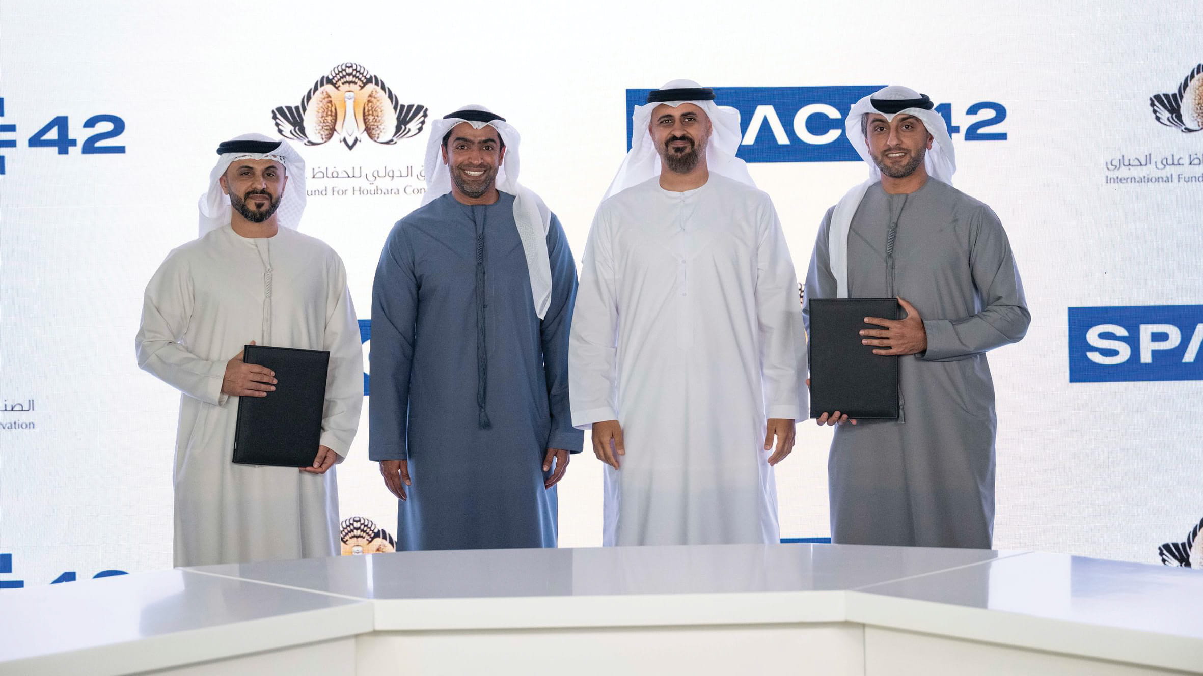 ذياب بن محمد بن زايد يشهد توقيع اتفاقية تعاون لتصوير الحبارى جواً 