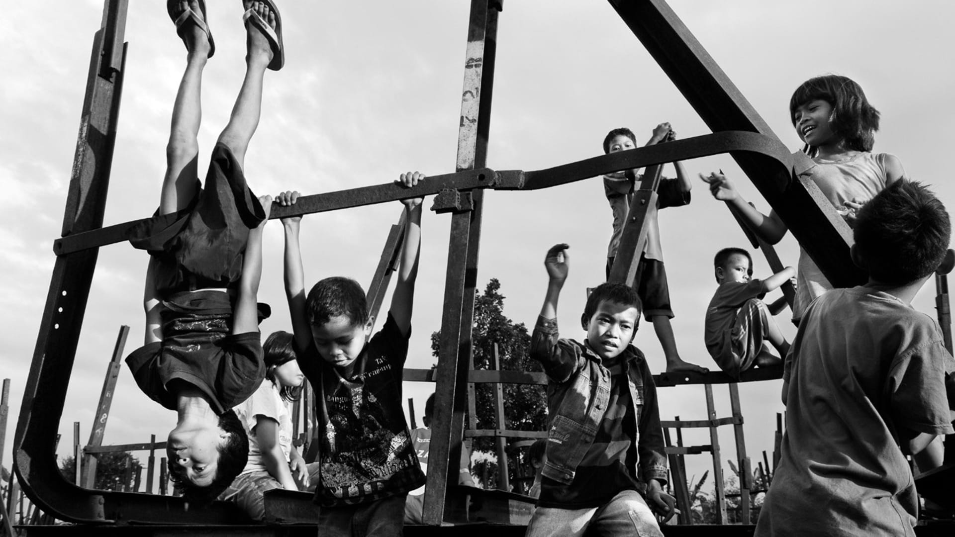 صورة بعنوان: <span class="scChromeData">{"commands":[{"click":"chrome:common:edititem({command:\"webedit:open\"})","header":"Edit the related item","icon":"/temp/iconcache/office/16x16/cubes.png","disabledIcon":"/temp/cubes_disabled16x16.png","isDivider":false,"tooltip":"Edit the related item in the Content Editor.","type":"common"},{"click":"chrome:rendering:personalize({command:\"webedit:personalize\"})","header":"Personalize","icon":"/temp/iconcache/office/16x16/users_family.png","disabledIcon":"/temp/users_family_disabled16x16.png","isDivider":false,"tooltip":"Create or edit personalization for this component.","type":"sticky"},{"click":"chrome:rendering:editvariations({command:\"webedit:editvariations\"})","header":"Edit variations","icon":"/temp/iconcache/office/16x16/windows.png","disabledIcon":"/temp/windows_disabled16x16.png","isDivider":false,"tooltip":"Edit the variations.","type":"sticky"}],"contextItemUri":"sitecore://master/{B50A27F3-B426-4416-9AF7-5F6EFDE2B699}?lang=ar&ver=1","custom":{},"displayName":"Title","expandedDisplayName":"This is require field and Maximum 90 character is allow"}</span><span sc_parameters="prevent-line-break=true" class="scWebEditInput scEnabledChrome" id="fld_B50A27F3B42644169AF75F6EFDE2B699_E873DAB3C3324E8EB106973D9F53F5B7_ar_1_99e8b0907cd342fca6ecee12cf6ba8ec_5338_edit" contenteditable="true" scdefaulttext="[No text in field]" scfieldtype="single-line text" sc-part-of="field">"اكسبوجر" 2026 يعرض 13 مشروعاً وثائقياً ويكرّس السرد الأخلاقي</span>_F6173A36C58244659482D2ACD9861E82