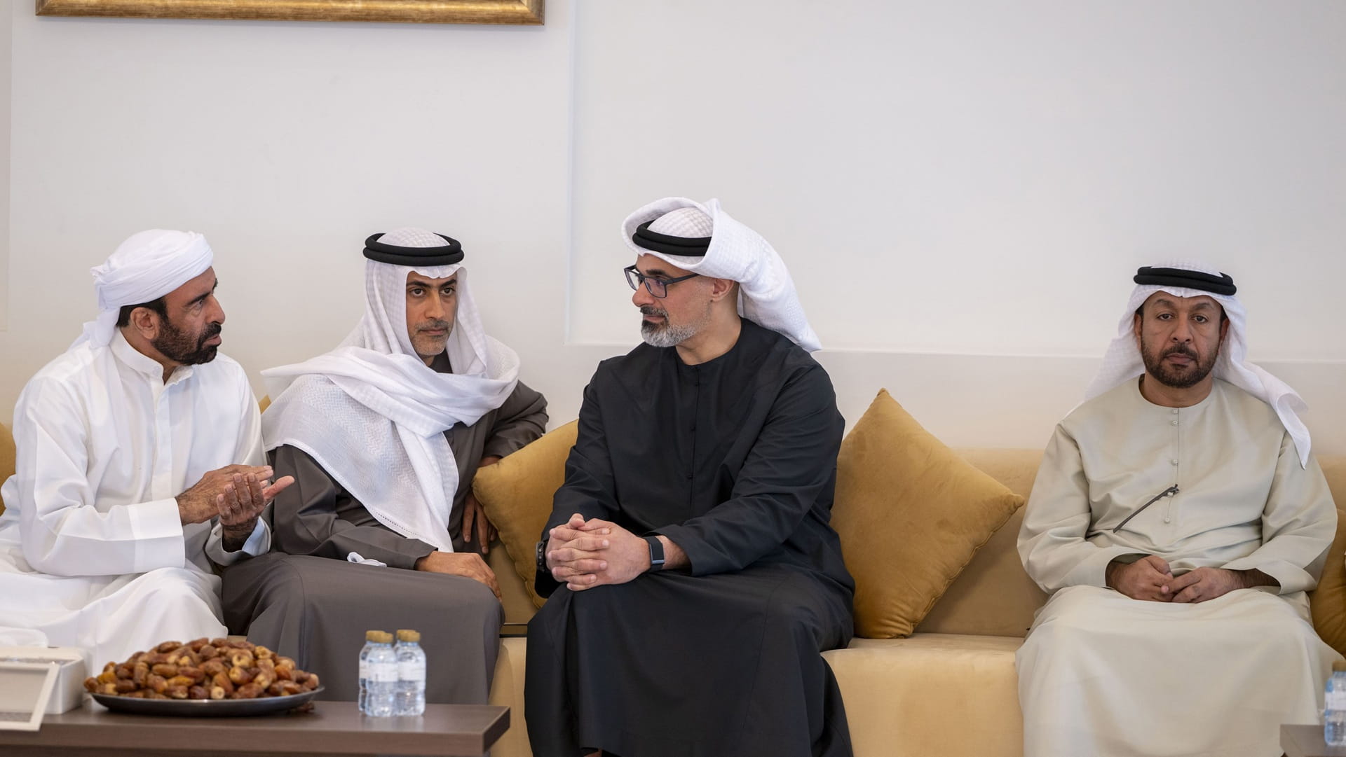 صورة بعنوان: خالد بن محمد بن زايد يقدم واجب العزاء لأسرة حمد الهاجري 