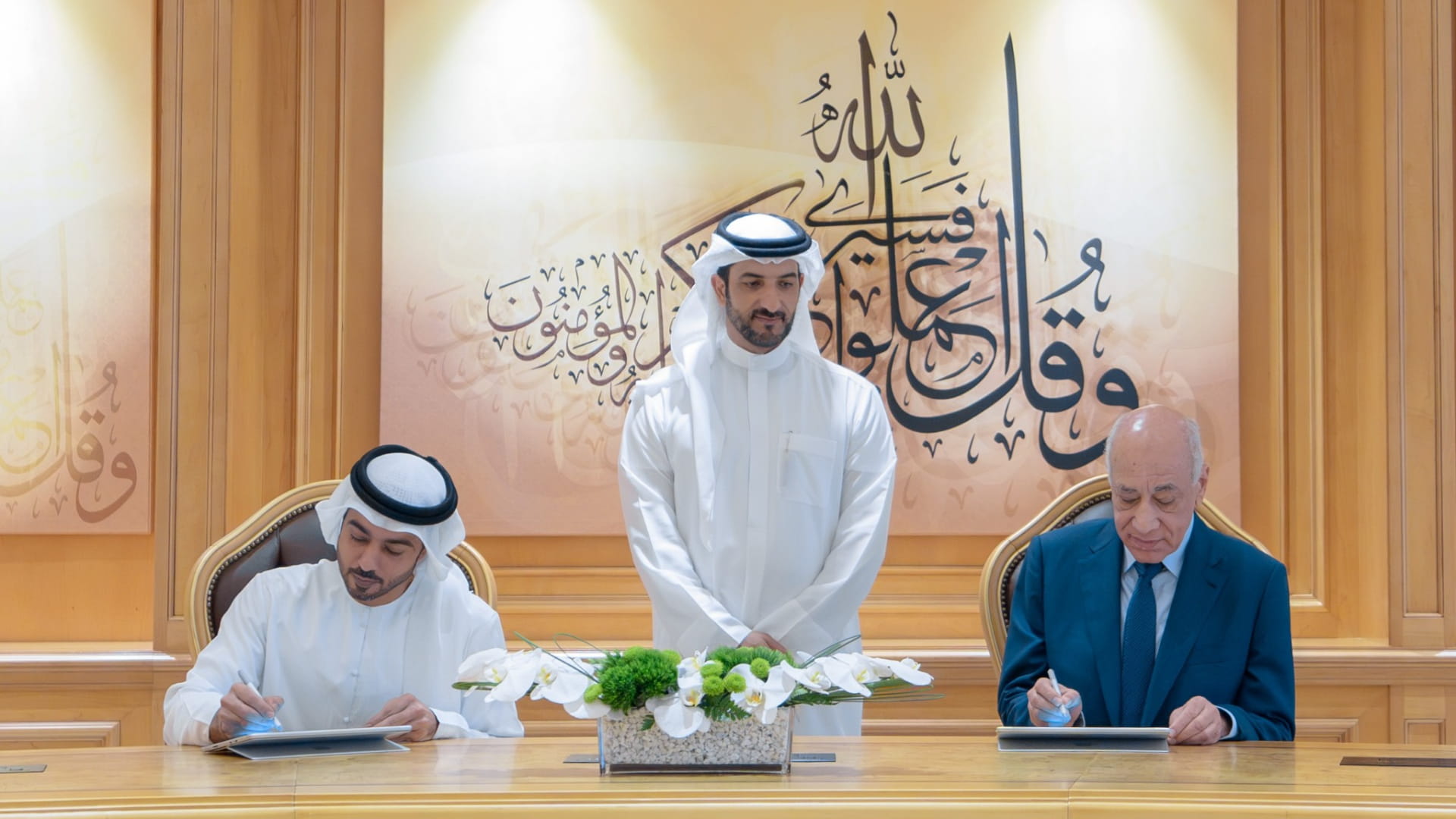 سلطان بن أحمد يشهد توقيع مذكرة تفاهم مع مركز تدريب علوم المطارات