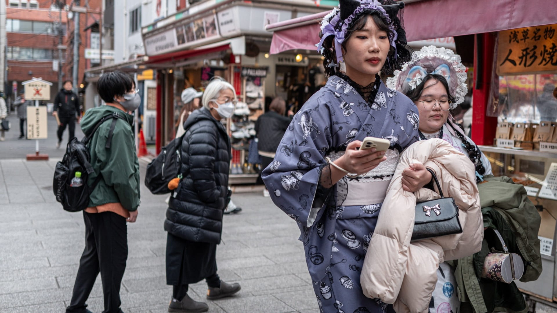 Tourists hit record in Japan, despite plunge from China