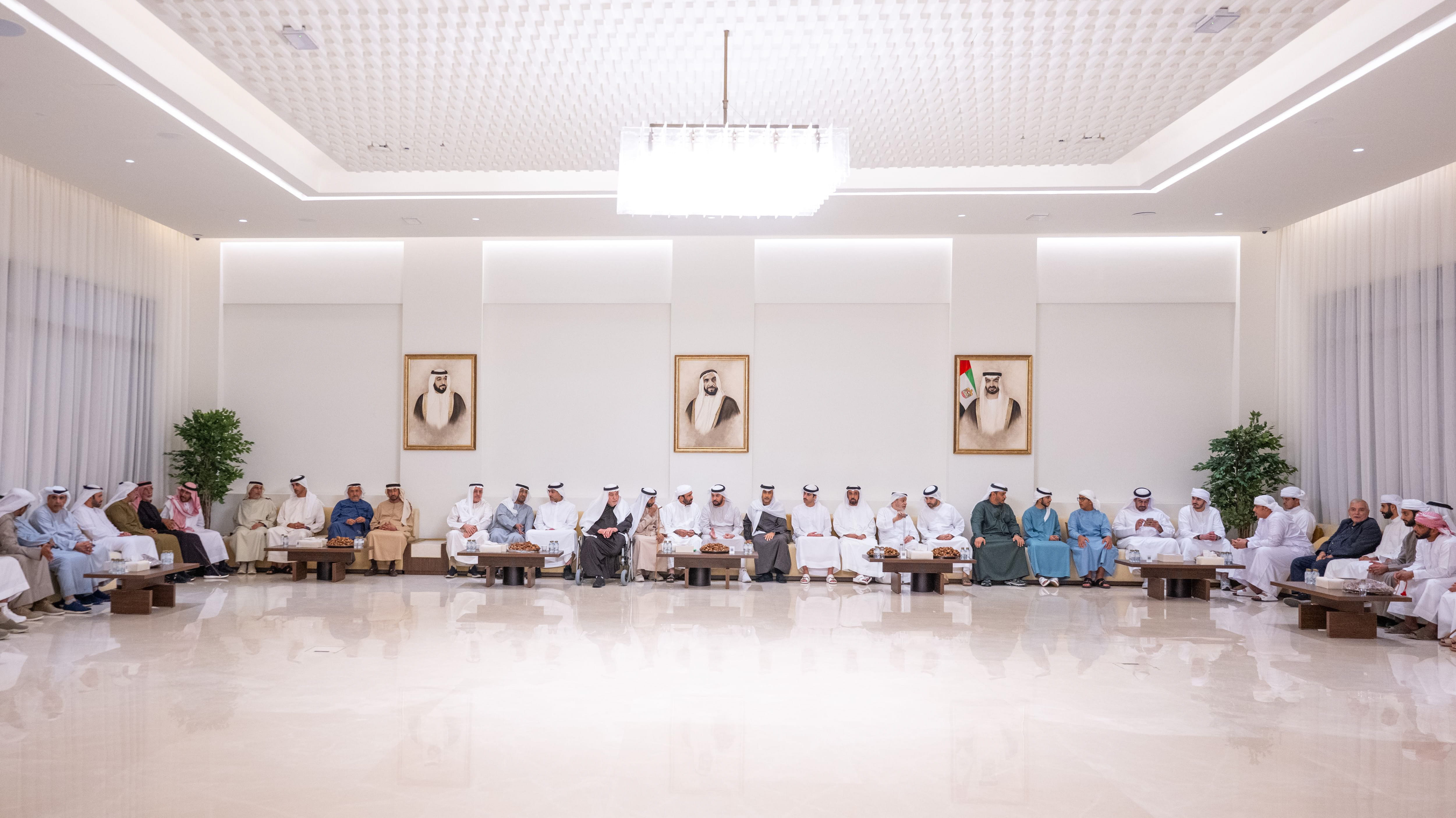 حمدان بن زايد يقدّم واجب العزاء في وفاة والد محمد بن حمد الهاجري