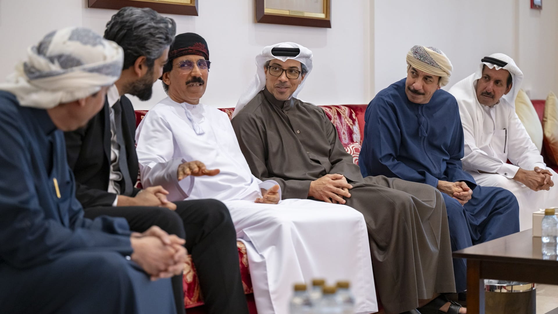 منصور بن زايد يعزي في وفاة علي سالم البيض