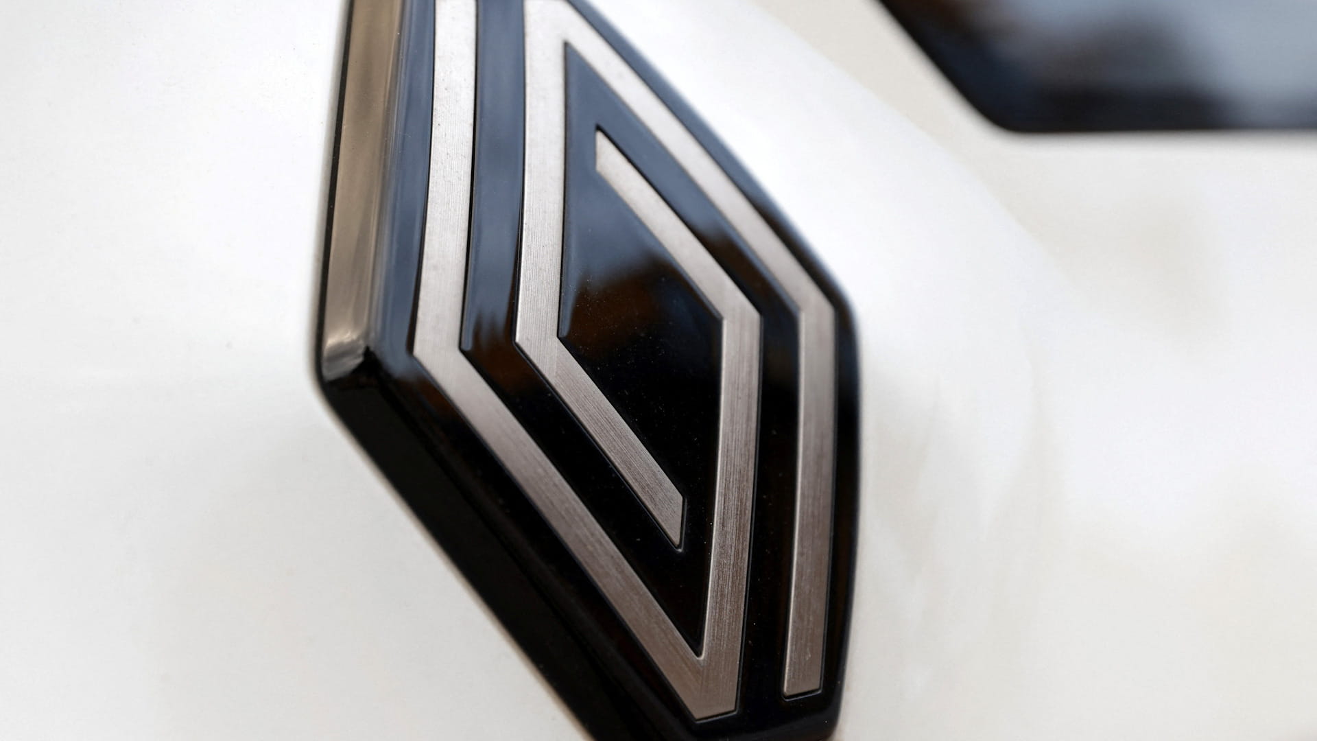 "رينو" تتعاون مع تورجي جايار في تصنيع طائرات مسيرة عسكرية فرنسية