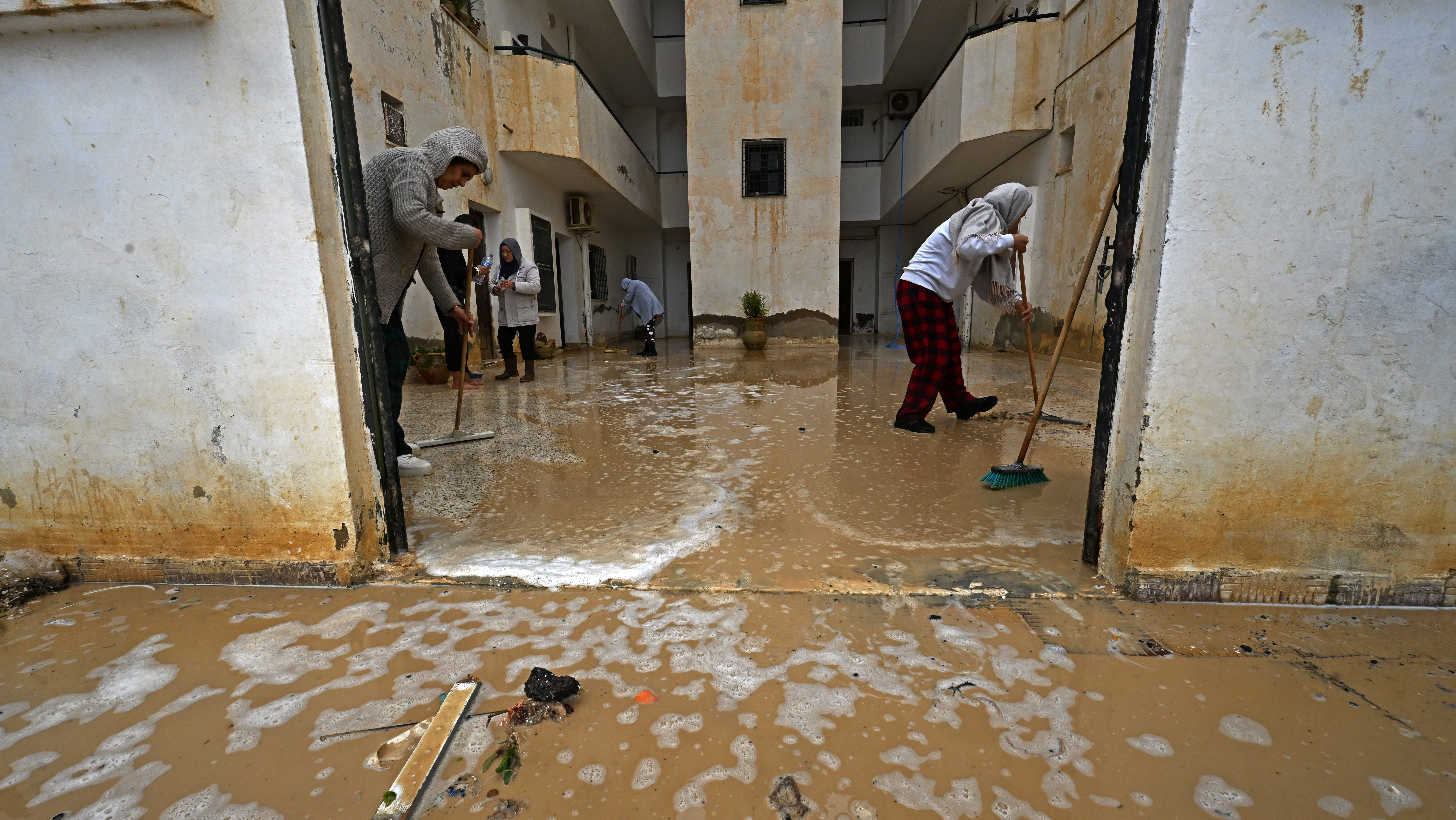 وفاة 5 وفقدان 4 بهطول أمطار غير مسبوقة منذ سنوات في تونس