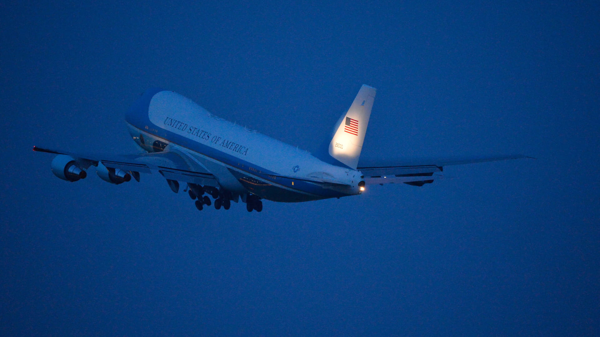 طائرة ترامب المتجهة إلى سويسرا تعود أدراجها بسبب عطل كهربائي بسيط 