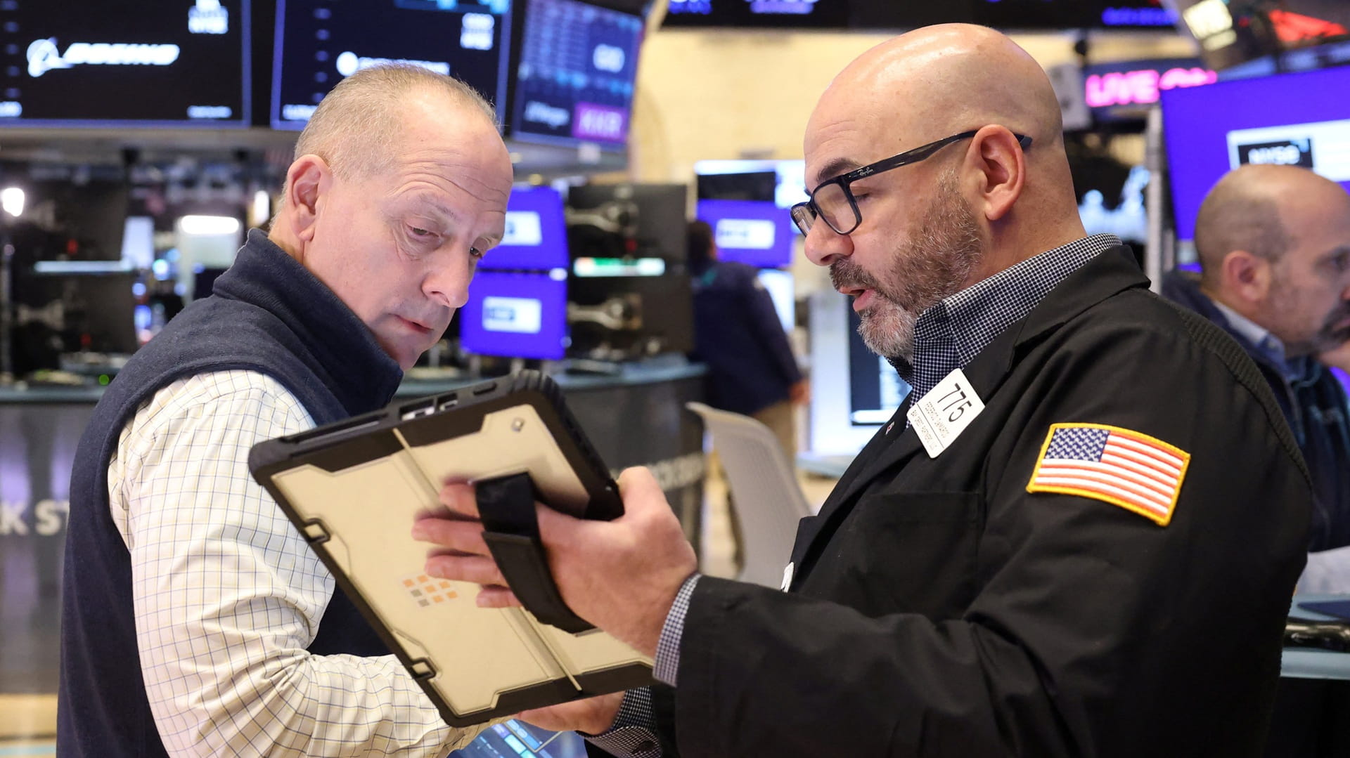 "وول ستريت" تفتح مرتفعة بعد تراجع ترامب عن فرض رسوم جمركية