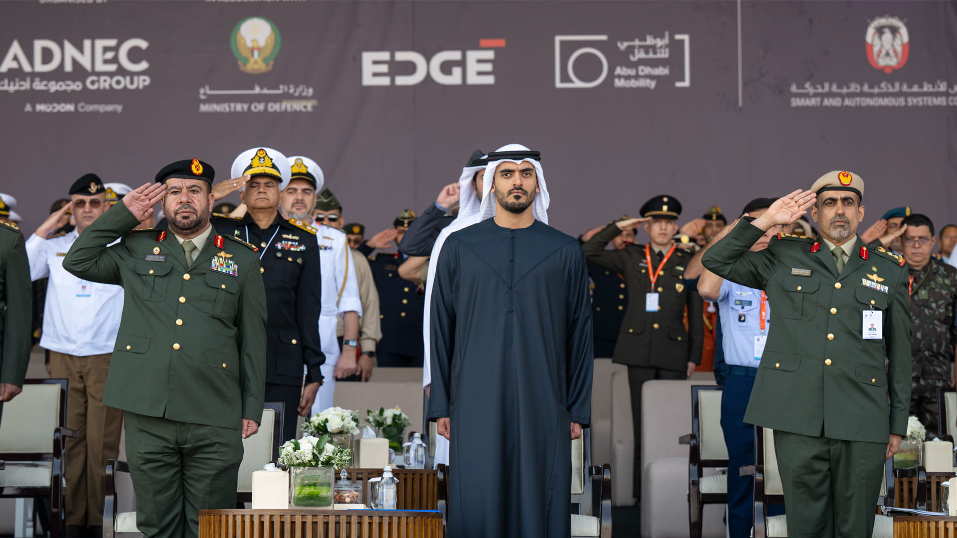 زايد بن محمد بن زايد يشهد عروضاً جوية ضمن معرضيْ "يومكس" و"سيمتكس" 