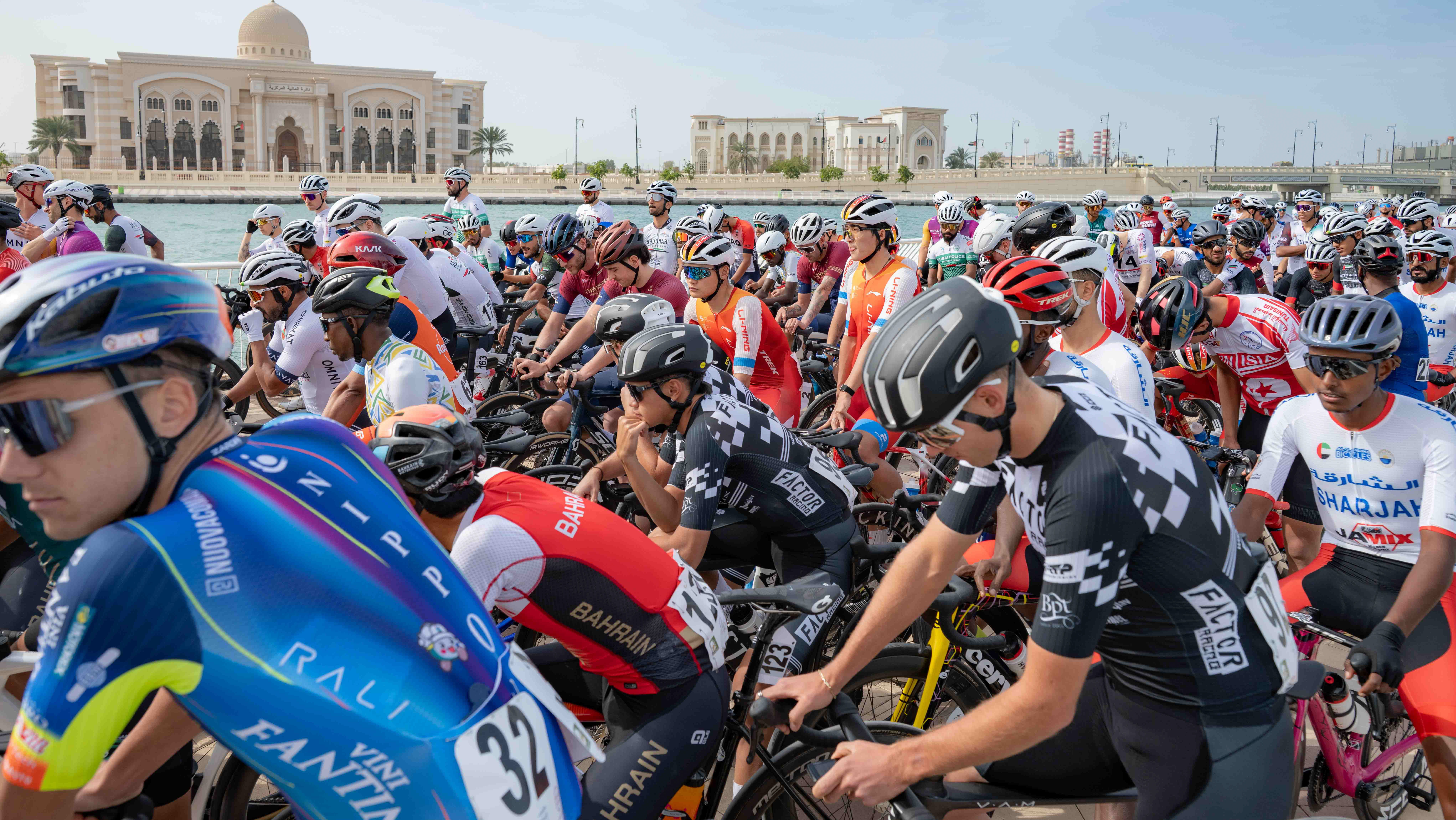 سالم بن عبد الرحمن يشهد انطلاق طواف الشارقة الدولي الـ11 للدراجات
