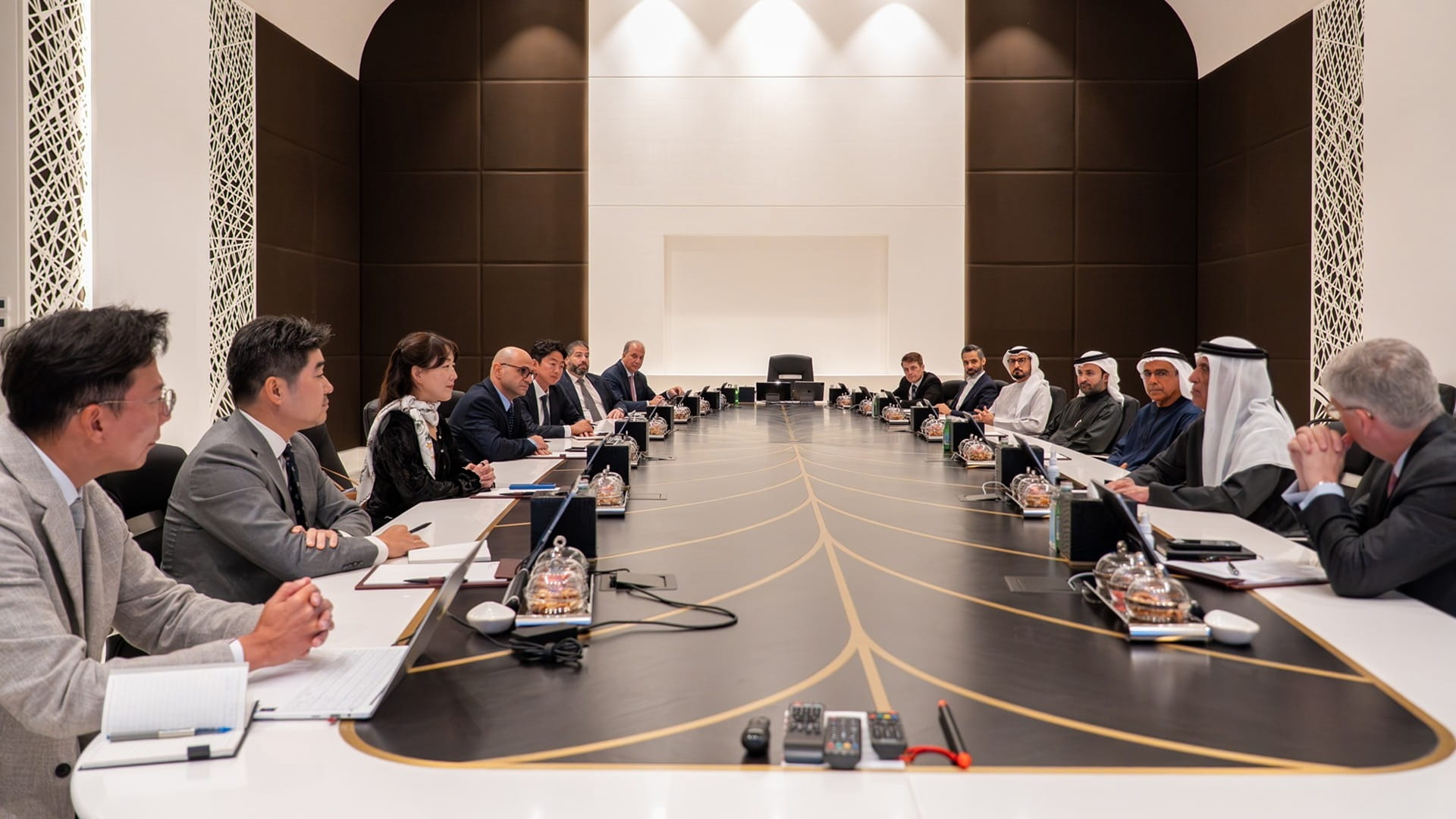 Saud bin Saqr receives Samsung Electronics delegation