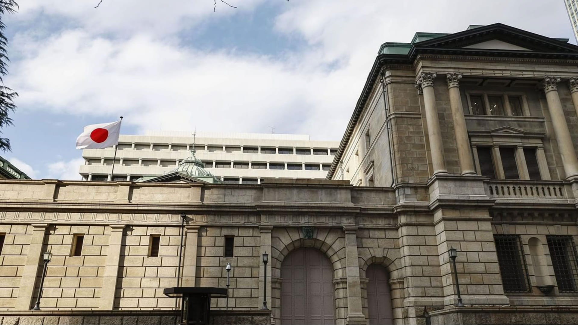 بنك اليابان يعلن إبقاء أسعار الفائدة دون تغيير مع رفع توقعات النمو