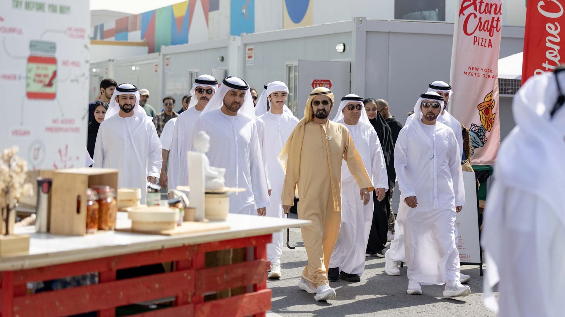 محمد بن راشد يطلع على فعاليات مهرجان القوز للفنون الـ14